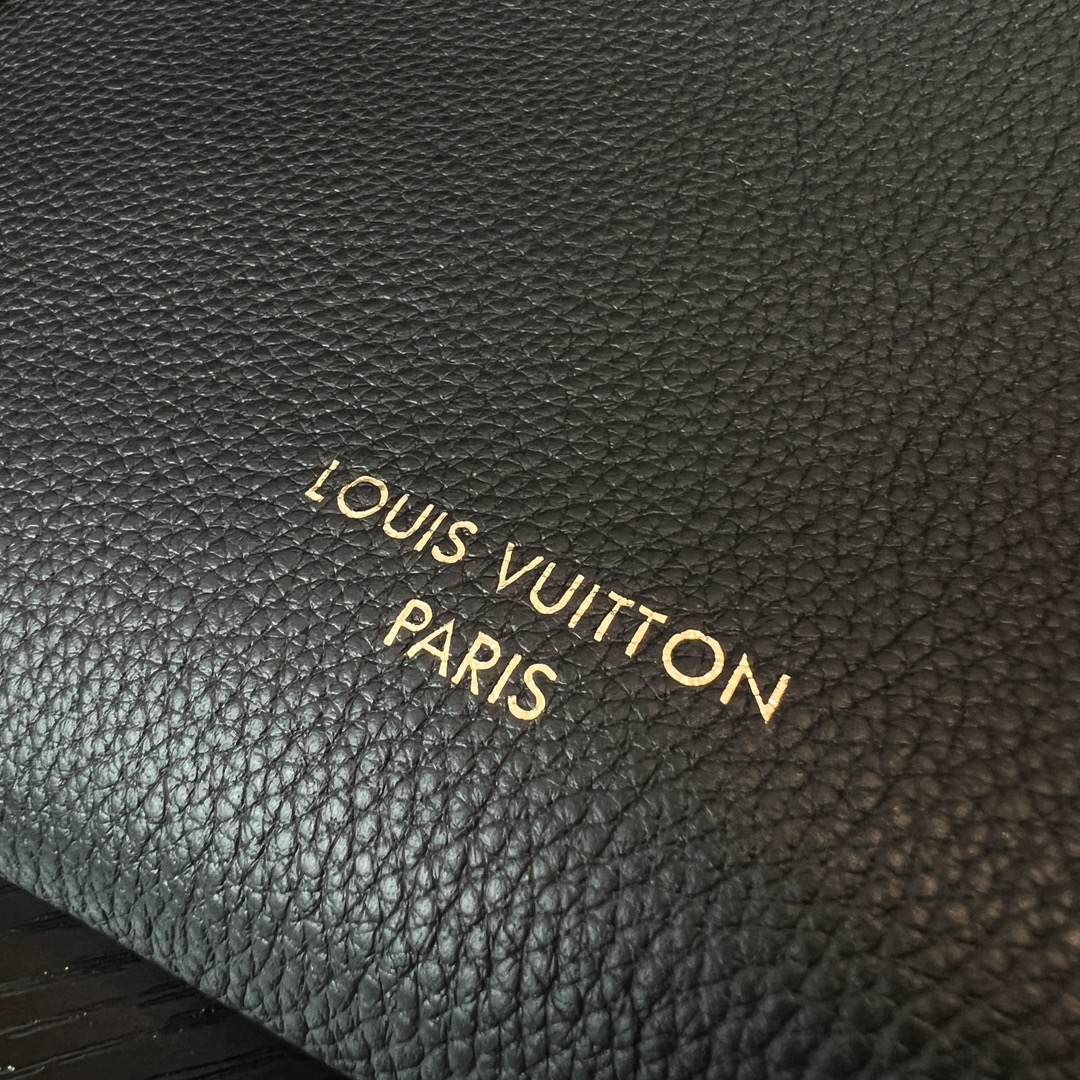 非市场普通货 进口皮料半钢五金 m25341尺寸:47×30×14cmLV海外渠道资源特供新款购物袋❗️