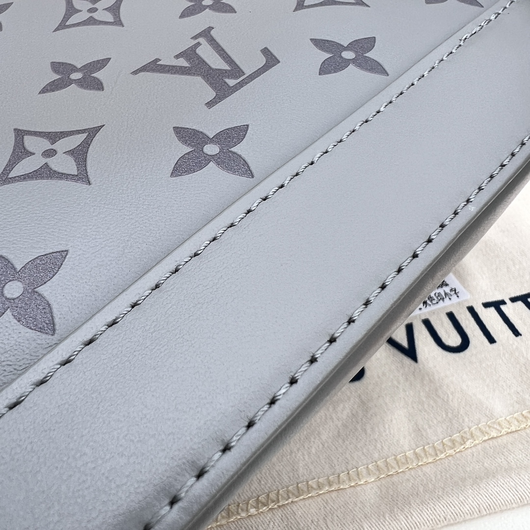 非市场普通货 进口皮料半钢五金 m12561尺寸:23.5×17.5×11.5cmLV海外渠道资源特供新