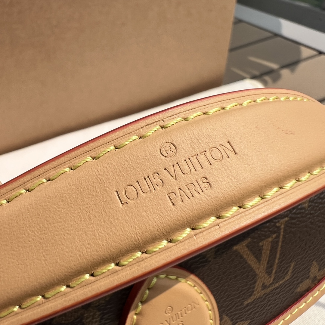 非市场普通货 进口皮料半钢五金 m83566尺寸:19×10.5×6cmLV海外渠道资源特供迷你法棍包❗