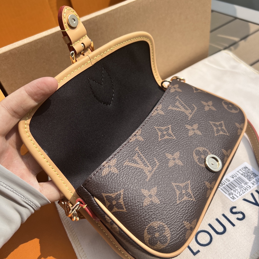 非市场普通货 进口皮料半钢五金 m83566尺寸:19×10.5×6cmLV海外渠道资源特供迷你法棍包❗