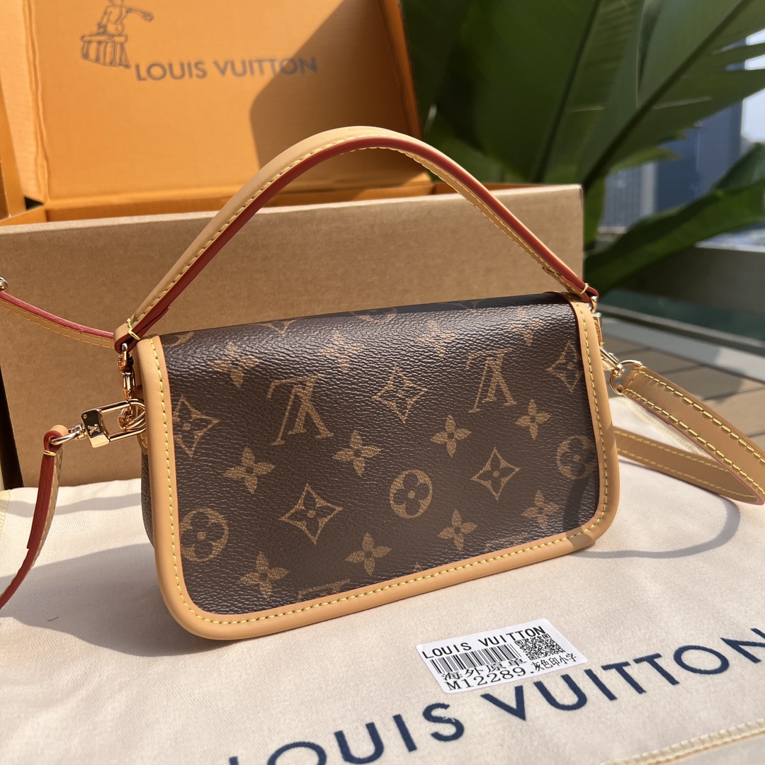 非市场普通货 进口皮料半钢五金 m83566尺寸:19×10.5×6cmLV海外渠道资源特供迷你法棍包❗