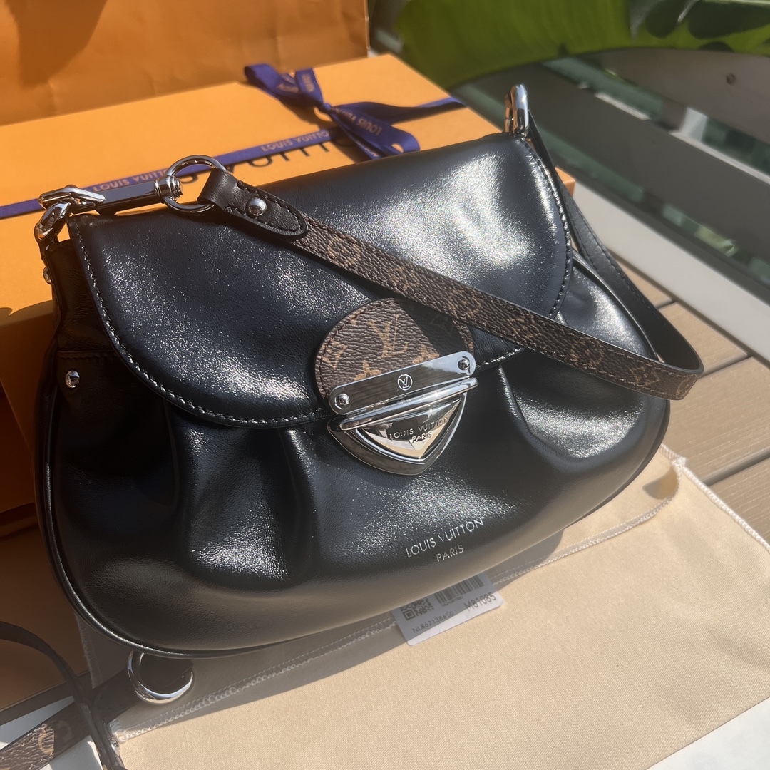 🌼 m12192尺寸:27×18×3cmLV海外渠道资源特供❗️ 此款Sunset Vibe手提包为元宝