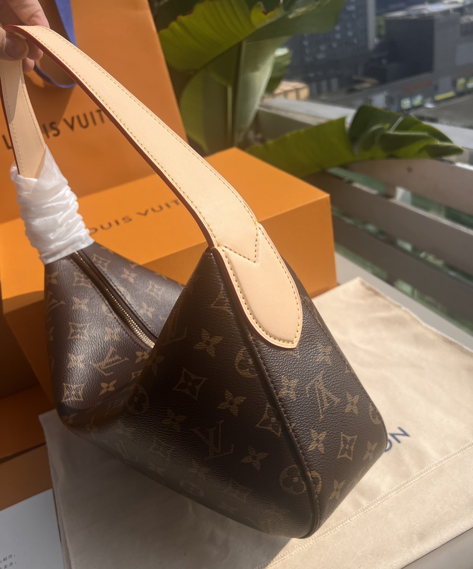 🌼 m11952尺寸:33×22×9cmLV海外渠道资源特供腋下包❗️ 本款 Slouchy 小号手袋采