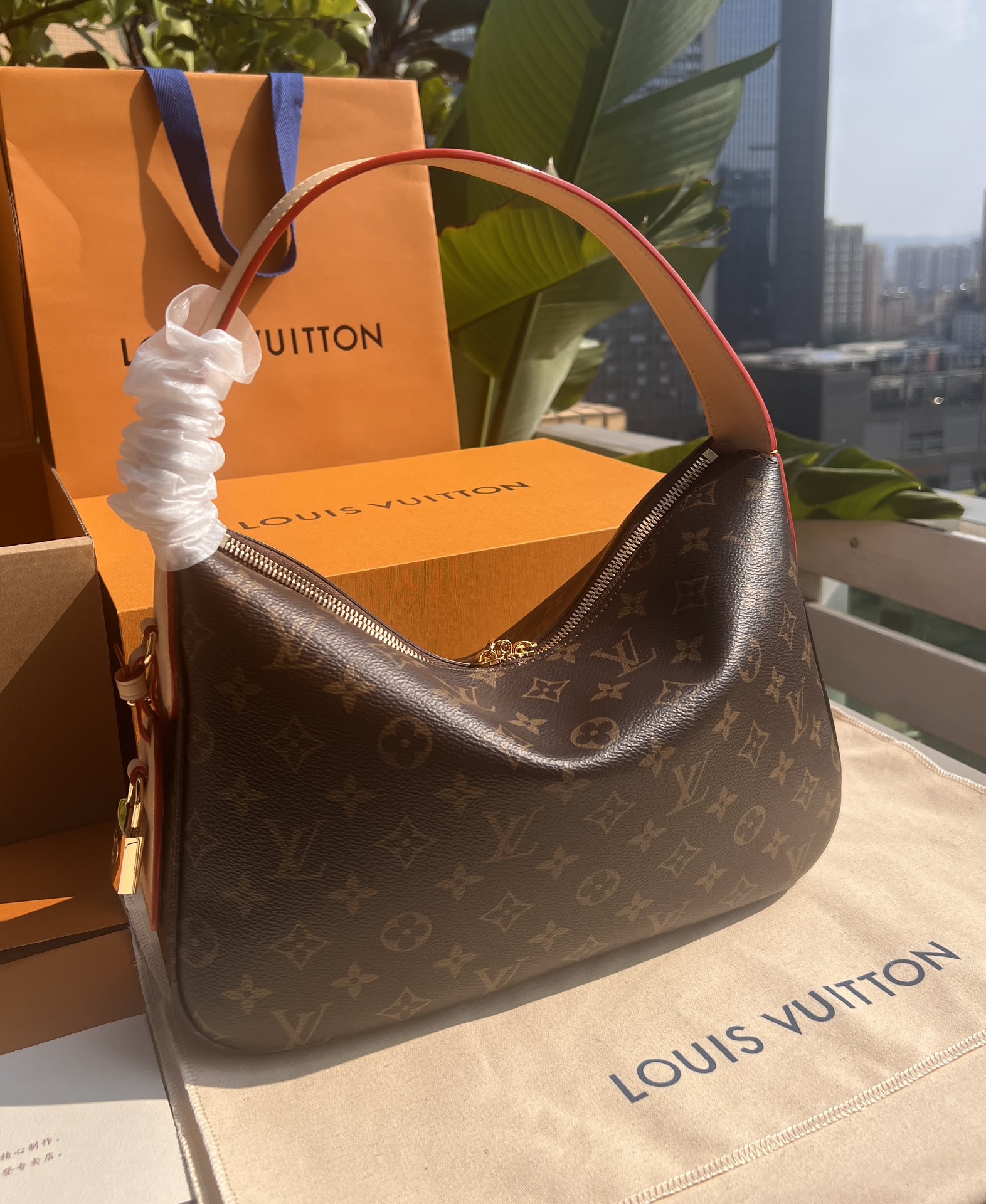 🌼 m11952尺寸:33×22×9cmLV海外渠道资源特供腋下包❗️ 本款 Slouchy 小号手袋采