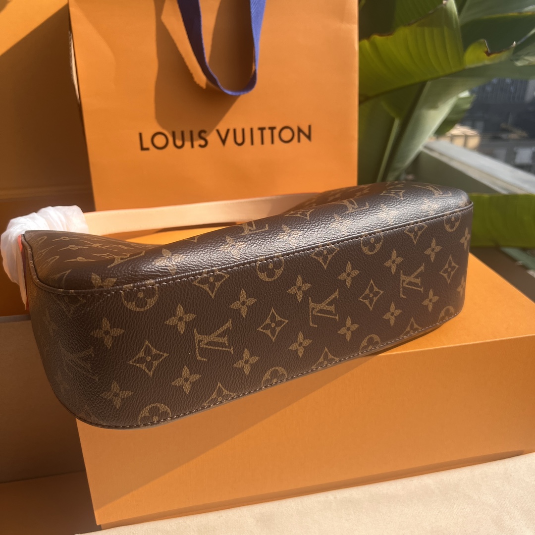 🌼 m11952尺寸:33×22×9cmLV海外渠道资源特供腋下包❗️ 本款 Slouchy 小号手袋采