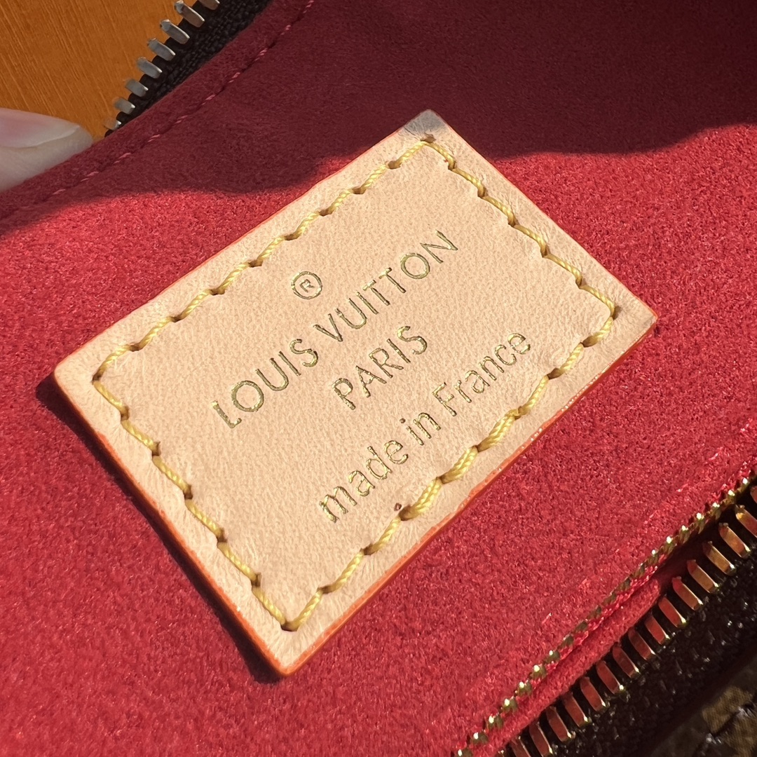 🌼 m11952尺寸:33×22×9cmLV海外渠道资源特供腋下包❗️ 本款 Slouchy 小号手袋采