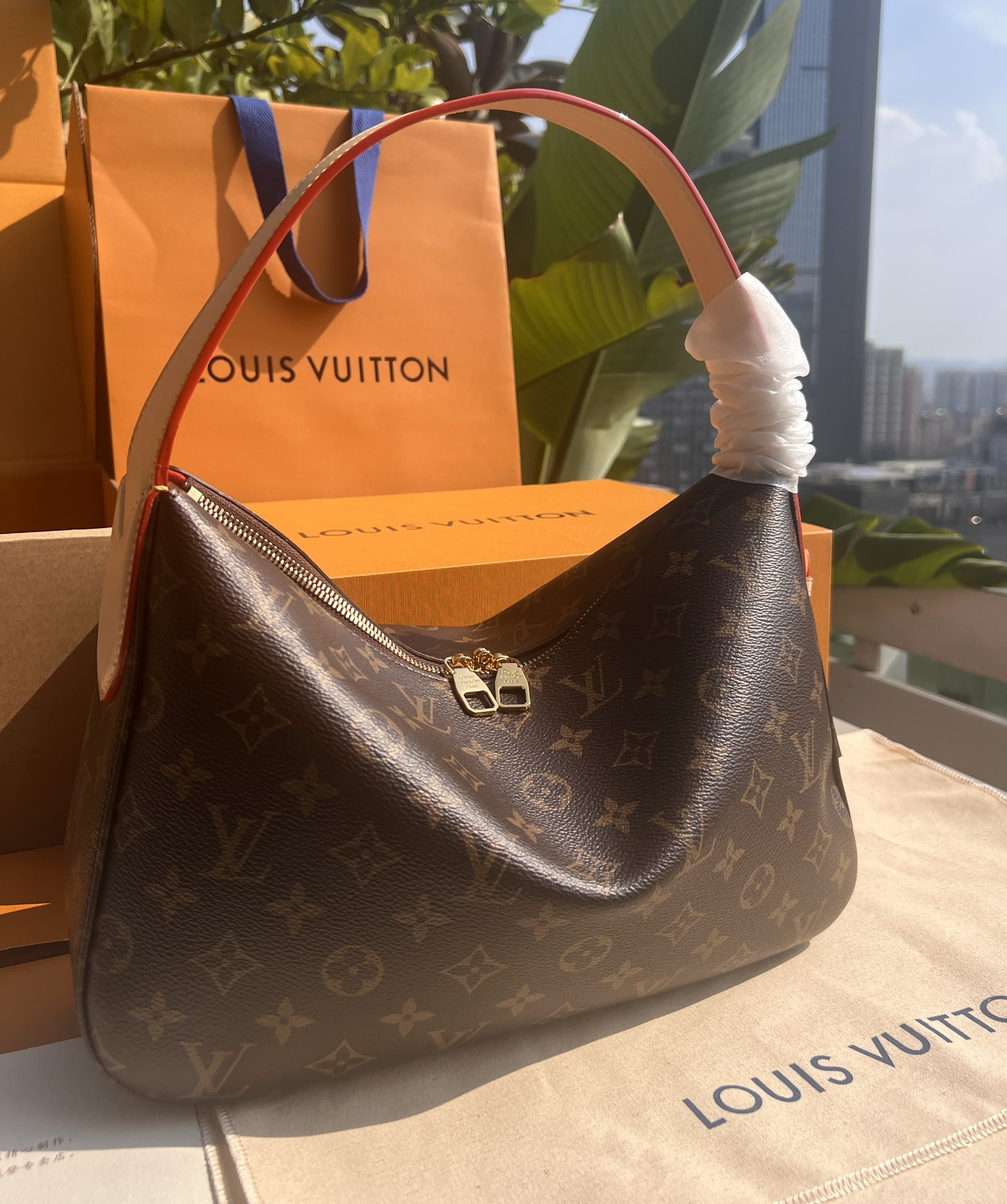 🌼 m11952尺寸:33×22×9cmLV海外渠道资源特供腋下包❗️ 本款 Slouchy 小号手袋采