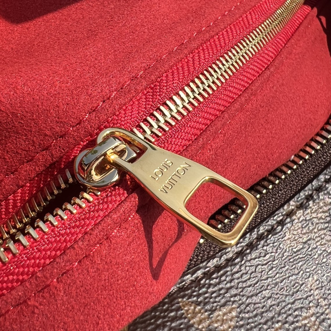 🌼 m11952尺寸:33×22×9cmLV海外渠道资源特供腋下包❗️ 本款 Slouchy 小号手袋采