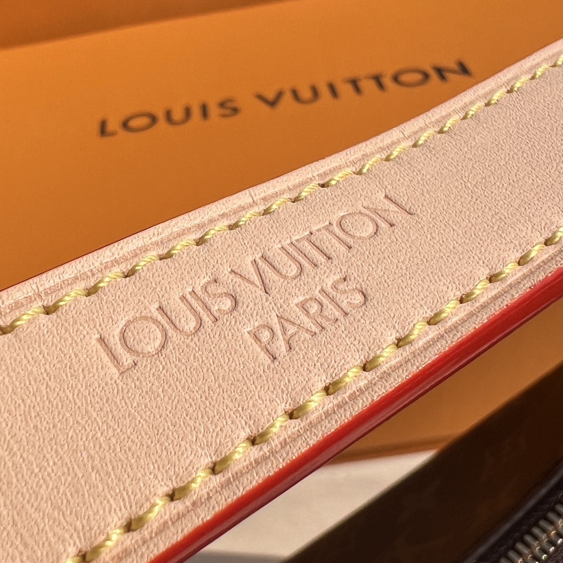 🌼 m11952尺寸:33×22×9cmLV海外渠道资源特供腋下包❗️ 本款 Slouchy 小号手袋采