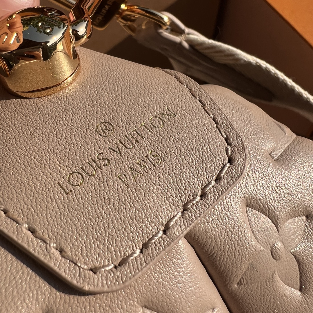 非市场普通货 进口皮料半钢五金 m12071尺寸:38×33×10cmLV渠道资源特供Coussin H