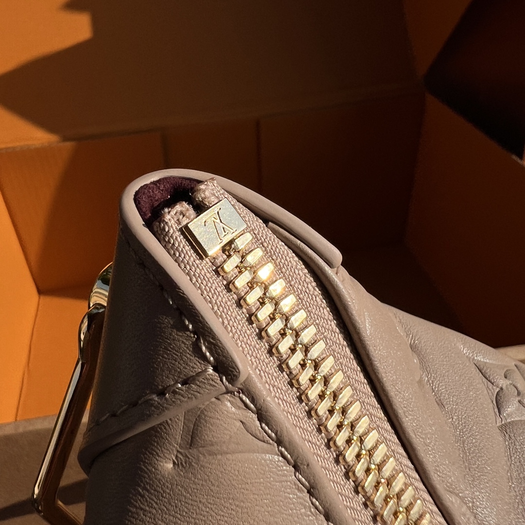 非市场普通货 进口皮料半钢五金 m12071尺寸:38×33×10cmLV渠道资源特供Coussin H