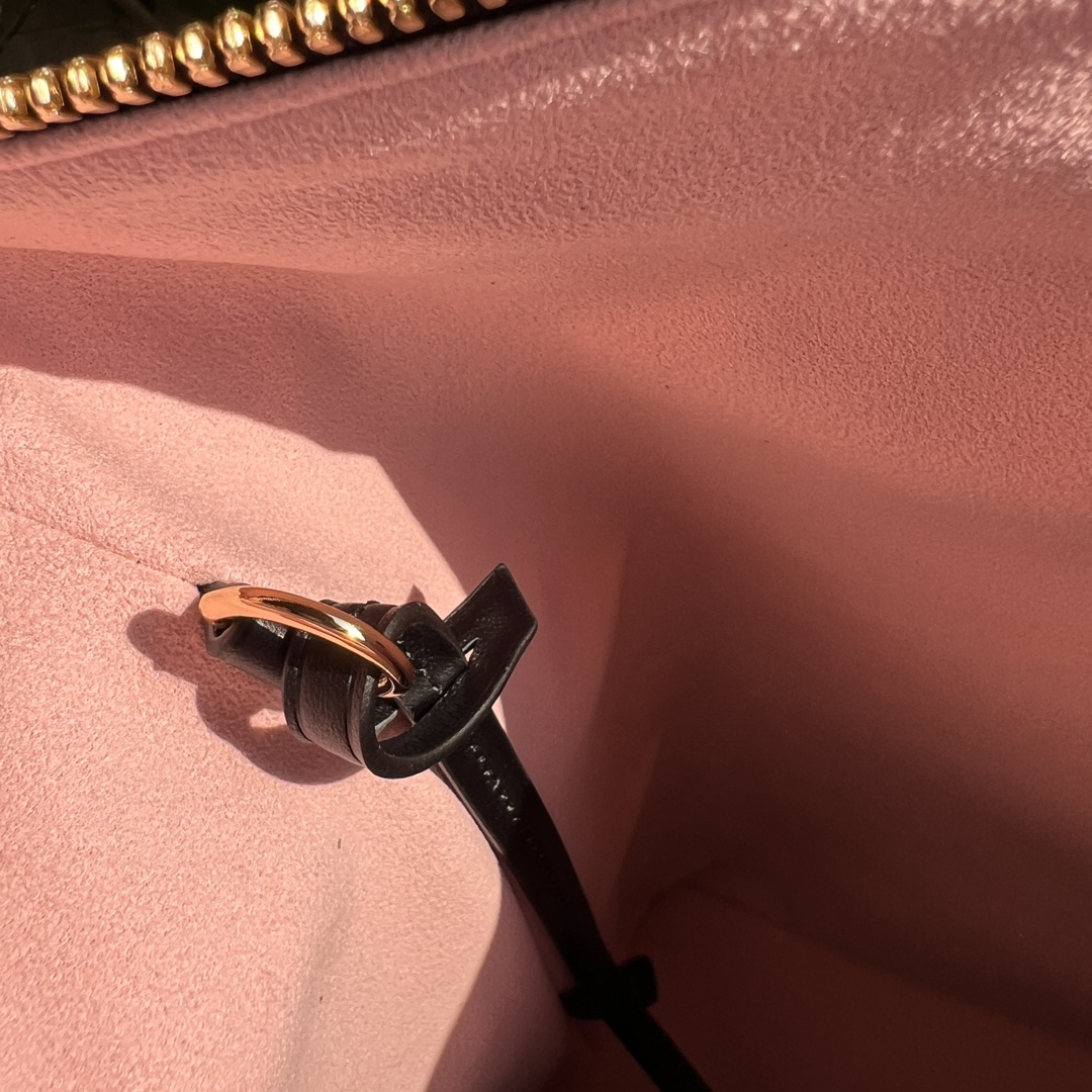 🌼 m12068尺寸:38×33×10cmLV渠道资源特供Coussin Hobo手袋❗️ 这款新的Ho