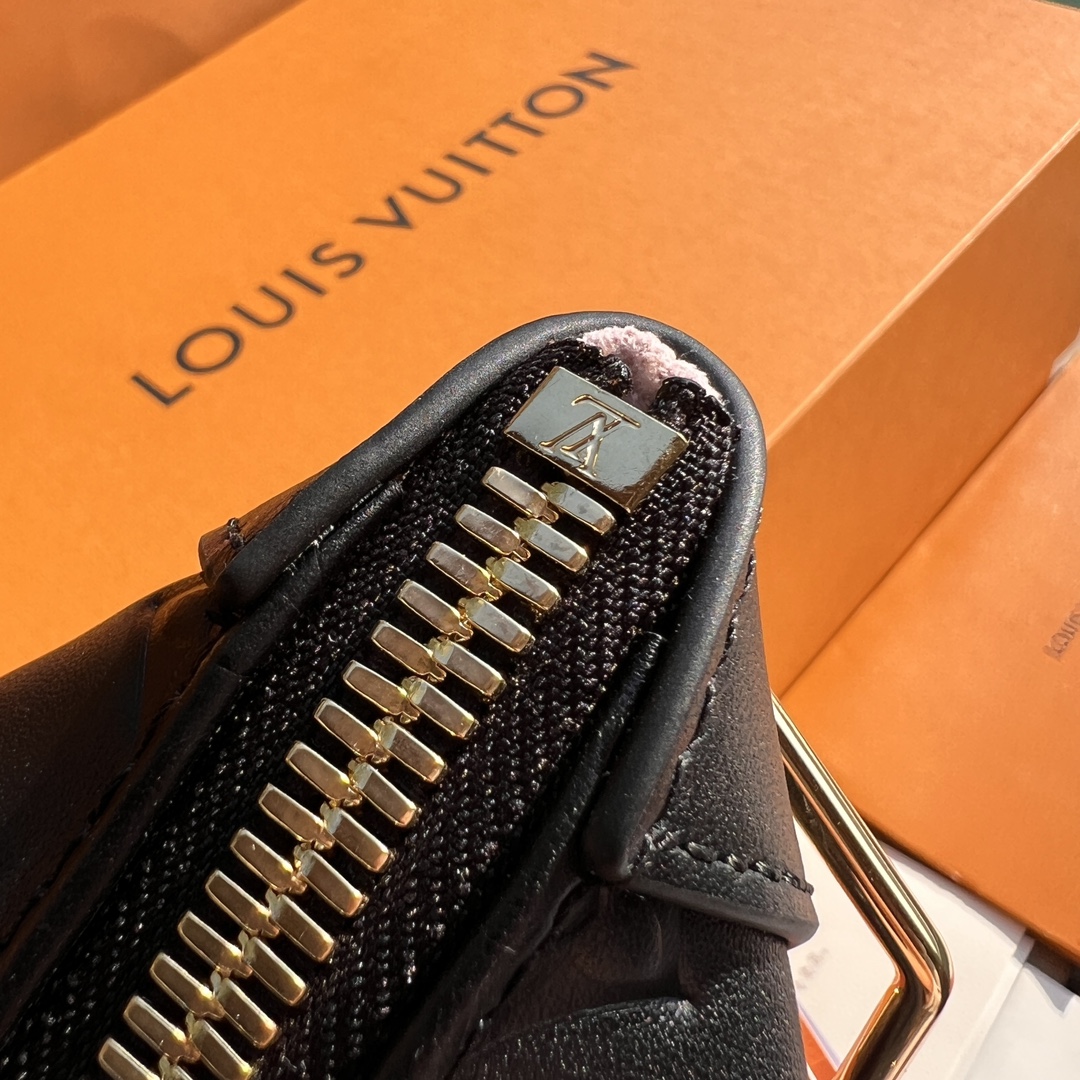 🌼 m12068尺寸:38×33×10cmLV渠道资源特供Coussin Hobo手袋❗️ 这款新的Ho