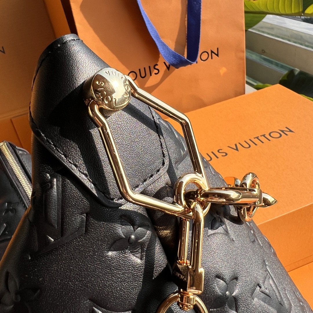 🌼 m12068尺寸:38×33×10cmLV渠道资源特供Coussin Hobo手袋❗️ 这款新的Ho