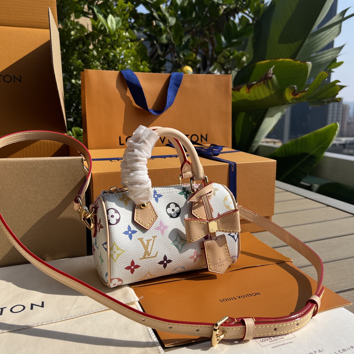 🌼 m13406尺寸:16×10×7.5cmLV海外渠道资源特供白三彩迷你枕头❗️ 本款 Nano Sp