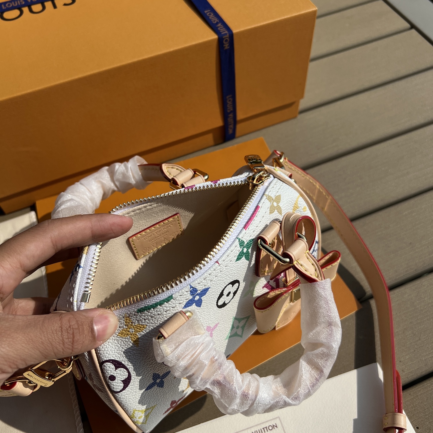 🌼 m13406尺寸:16×10×7.5cmLV海外渠道资源特供白三彩迷你枕头❗️ 本款 Nano Sp