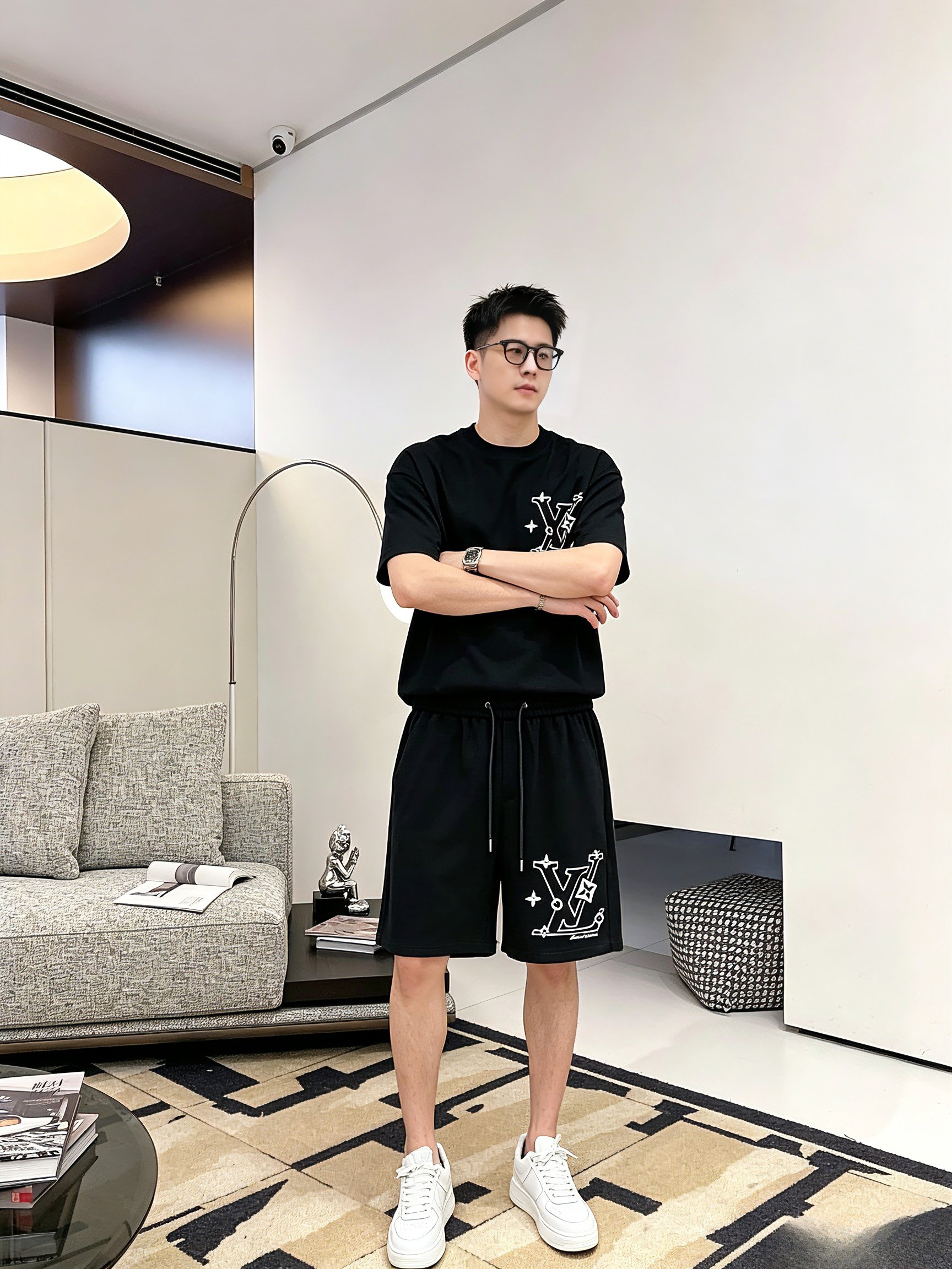 NO:937258,Brand Louis Vuitton LV 2026 round neck short-sleeved shorts suit. The pure cotton fabric upper body will not be stuffy, the smooth and comfortable skin-friendly effect is more breathable, the fabric has its own texture, classic logo craftsmanship, a new interpretation from a unique angle, fashionable and versatile choice!  Size: M-3XL (maximum wear: 190 pounds), louis vuitton, louis vuitton, shorts, T-shirt,19860909品牌路易威登 LV 2026圆领短袖短裤套装 纯棉面料上身不会闷热,爽滑舒适的亲肤效果更加透气,面料自带肌理感 经典徽标工艺 独有的角度全新演绎 时尚百搭首选！码数:M-3XL(最大穿190斤),,louis vuitton,louis vuitton,shorts,T-shirt,,Men's clothing