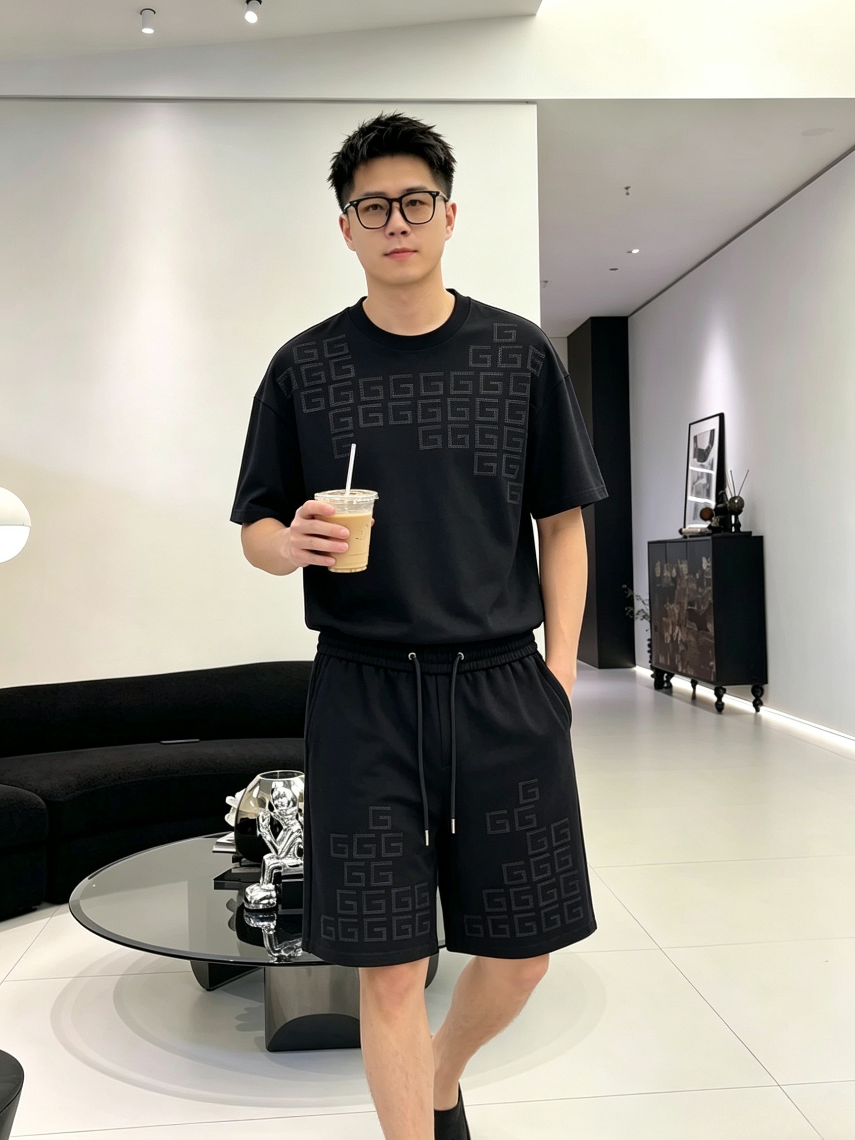 NO:937260,Brand Givenchy 2026 round neck short-sleeved shorts suit. The pure cotton fabric upper body will not be stuffy. The smooth and comfortable skin-friendly effect is more breathable. The fabric has its own texture. Classic logo technology. A new interpretation from a unique angle. Fashionable and versatile choice!  Size: M-3XL (maximum wear: 190 pounds), givenchy, shorts, T-shirt,19860909品牌纪梵希 2026圆领短袖短裤套装 纯棉面料上身不会闷热,爽滑舒适的亲肤效果更加透气,面料自带肌理感 经典徽标工艺 独有的角度全新演绎 时尚百搭首选！码数:M-3XL(最大穿190斤),,givenchy,shorts,T-shirt,,Men's clothing