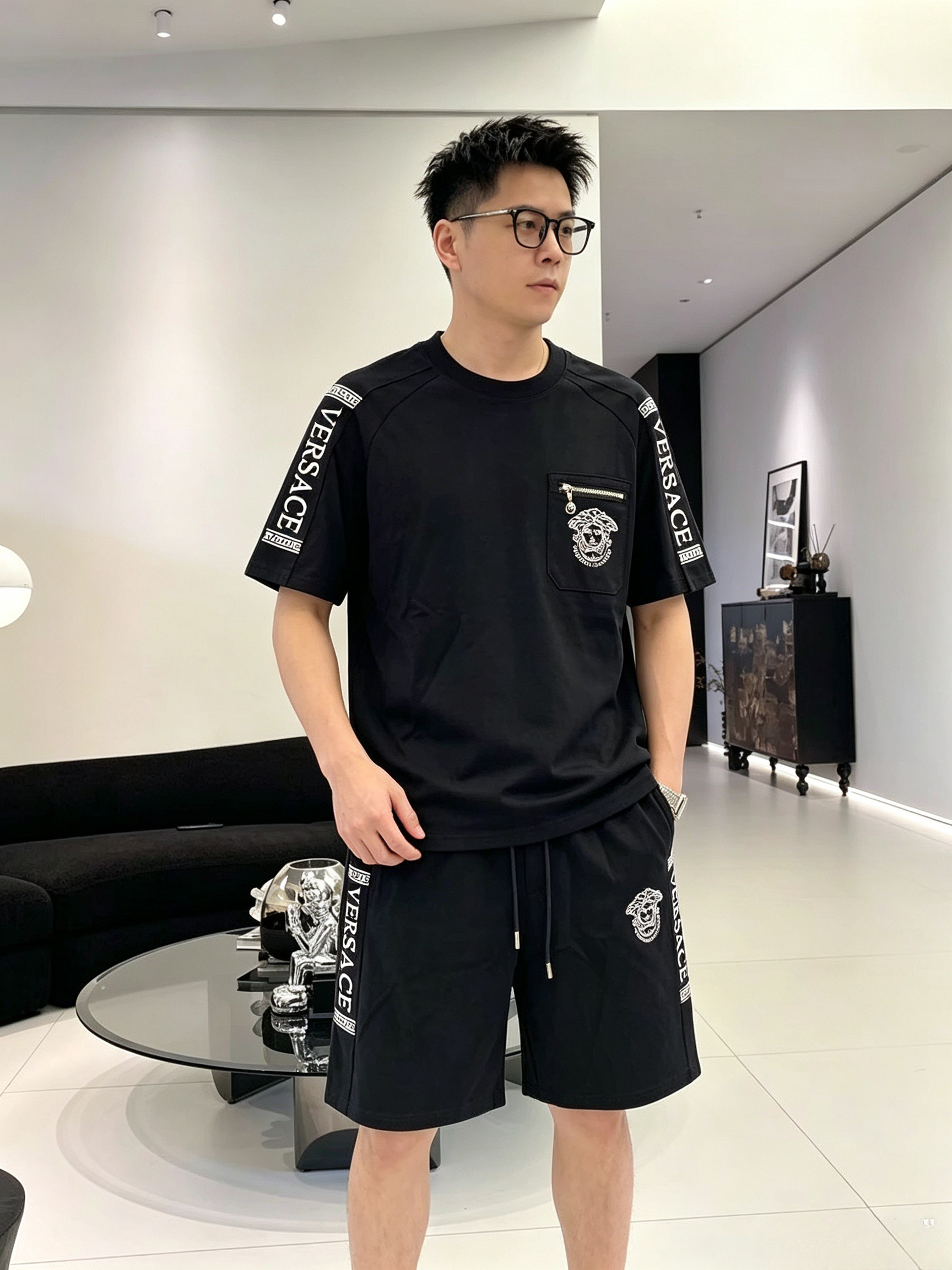NO:937264,Brand Versace 2026 round neck short-sleeved shorts suit. The pure cotton fabric upper body will not be stuffy. The smooth and comfortable skin-friendly effect is more breathable. The fabric has its own texture. Classic logo technology. A new interpretation from a unique angle. Fashionable and versatile choice!  Size: M-3XL (maximum wear: 190 pounds), versace, shorts, T-shirt,19860909品牌范思哲 2026圆领短袖短裤套装 纯棉面料上身不会闷热,爽滑舒适的亲肤效果更加透气,面料自带肌理感 经典徽标工艺 独有的角度全新演绎 时尚百搭首选！码数:M-3XL(最大穿190斤),,versace,shorts,T-shirt,,Men's clothing