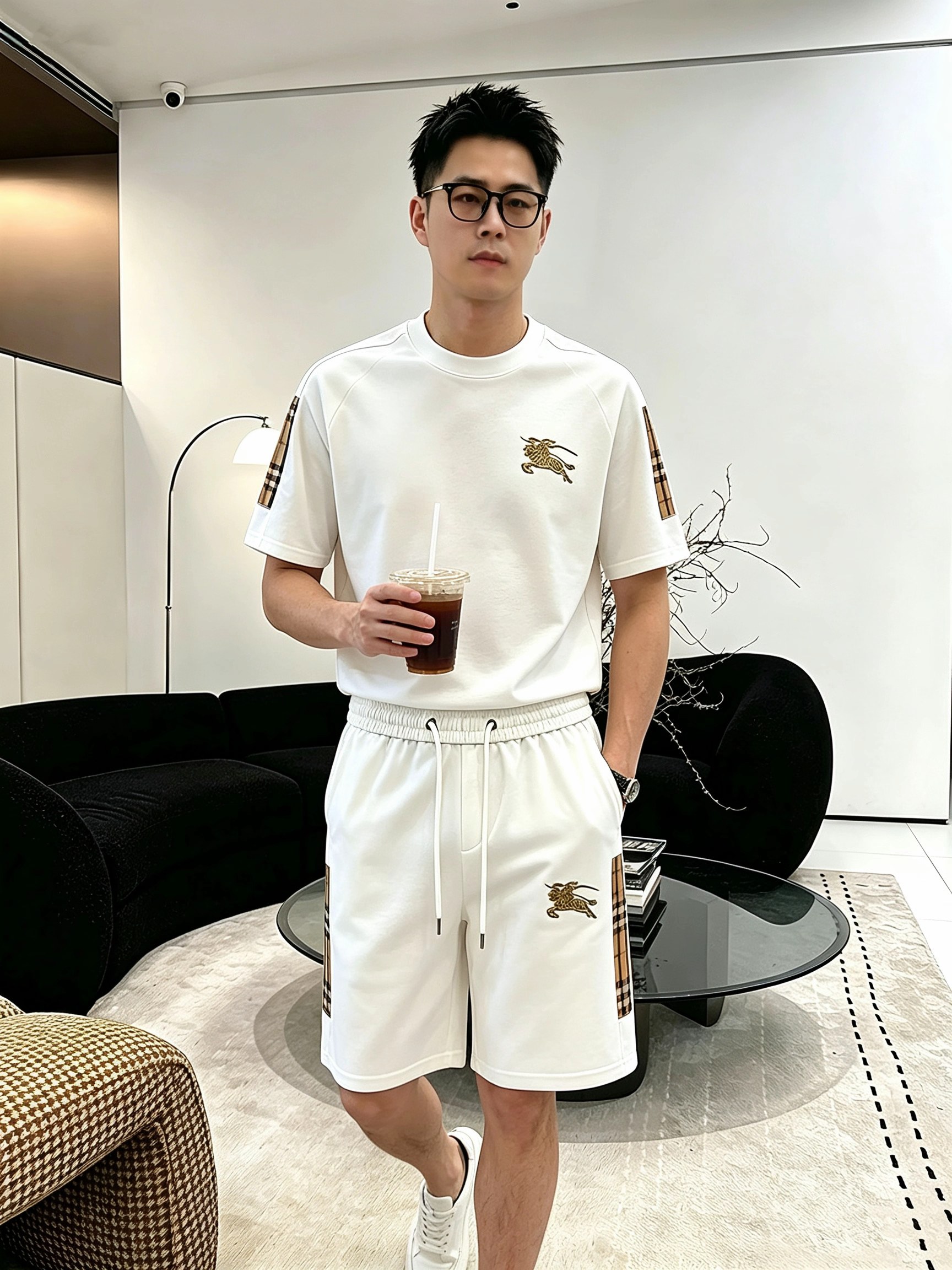 NO:937268,Brand Burberry 2026 round neck short-sleeved shorts suit. The pure cotton fabric upper body will not be stuffy. The smooth and comfortable skin-friendly effect is more breathable. The fabric has its own texture. Classic logo technology. A new interpretation from a unique angle. Fashionable and versatile choice!  Size: M-3XL (maximum wear: 190 pounds), burberry, shorts, T-shirt,19860909品牌巴宝莉 2026圆领短袖短裤套装 纯棉面料上身不会闷热,爽滑舒适的亲肤效果更加透气,面料自带肌理感 经典徽标工艺 独有的角度全新演绎 时尚百搭首选！码数:M-3XL(最大穿190斤),,burberry,shorts,T-shirt,,Men's clothing
