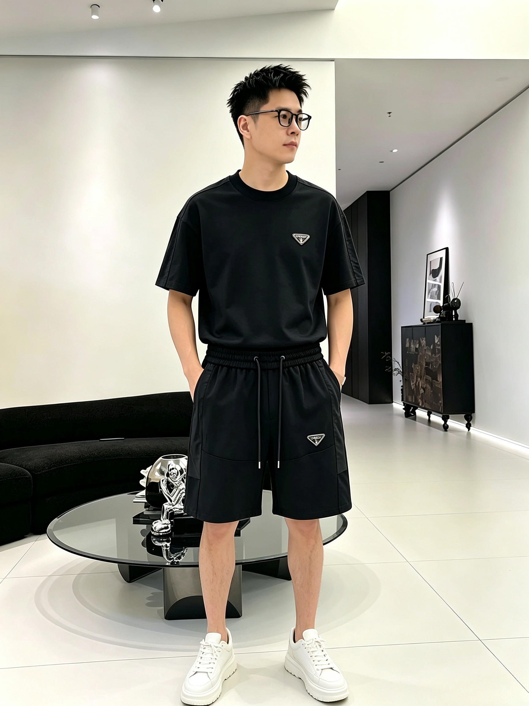 NO:937272,Brand Prada 2026 round neck short-sleeved shorts suit. The pure cotton fabric upper body will not be stuffy, the smooth and comfortable skin-friendly effect is more breathable, the fabric has its own texture, classic logo technology, a new interpretation from a unique angle, fashionable and versatile choice!  Size: M-3XL (maximum wear: 190 pounds), prada, shorts, T-shirt,19860909品牌普拉达 2026圆领短袖短裤套装 纯棉面料上身不会闷热,爽滑舒适的亲肤效果更加透气,面料自带肌理感 经典徽标工艺 独有的角度全新演绎 时尚百搭首选！码数:M-3XL(最大穿190斤),,prada,shorts,T-shirt,,Men's clothing