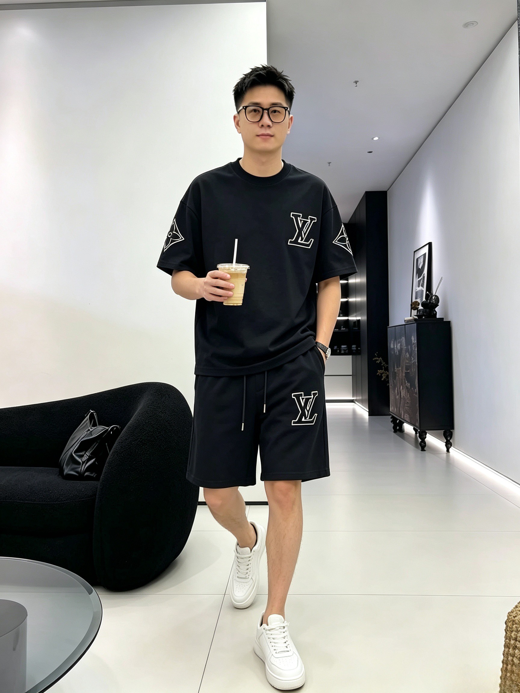 NO:937274,Brand Louis Vuitton LV round neck short-sleeved shorts suit. The pure cotton fabric upper body will not be stuffy. It is smooth and comfortable, and the skin-friendly effect is more breathable. The fabric has its own texture. Classic logo craftsmanship. A new interpretation from a unique angle. Fashionable and versatile!  Size: M-3XL (maximum wear: 190 pounds), louis vuitton, louis vuitton, shorts, T-shirt,19860909品牌路易威登 LV 圆领短袖短裤套装 纯棉面料上身不会闷热,爽滑舒适的亲肤效果更加透气,面料自带肌理感 经典徽标工艺 独有的角度全新演绎 时尚百搭首选！码数:M-3XL(最大穿190斤),,louis vuitton,louis vuitton,shorts,T-shirt,,Men's clothing