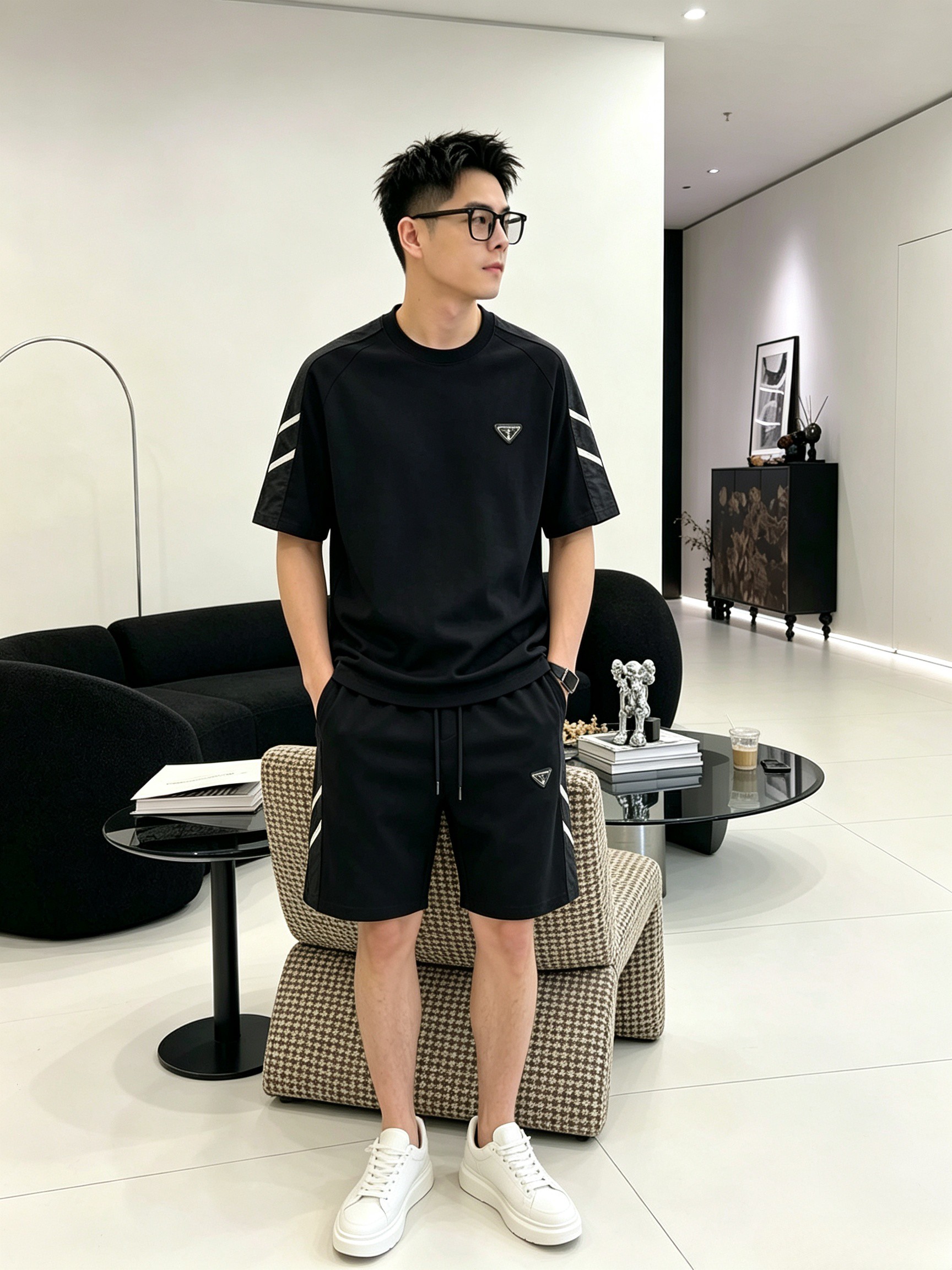 NO:937276,Brand Prada 2026 round neck short-sleeved shorts suit. The pure cotton fabric upper body will not be stuffy, the smooth and comfortable skin-friendly effect is more breathable, the fabric has its own texture, classic logo technology, a new interpretation from a unique angle, fashionable and versatile choice!  Size: M-3XL (maximum wear: 190 pounds), prada, shorts, T-shirt,19860909品牌普拉达 2026圆领短袖短裤套装 纯棉面料上身不会闷热,爽滑舒适的亲肤效果更加透气,面料自带肌理感 经典徽标工艺 独有的角度全新演绎 时尚百搭首选！码数:M-3XL(最大穿190斤),,prada,shorts,T-shirt,,Men's clothing