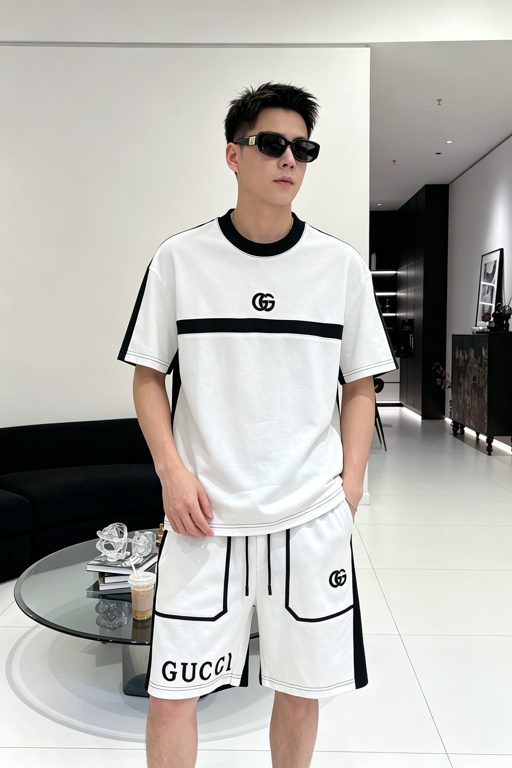 NO:937261,Brand Gucci 2026 round neck short-sleeved shorts suit. The pure cotton fabric upper body will not be stuffy. The smooth and comfortable skin-friendly effect is more breathable. The fabric has its own texture. Classic logo technology. A new interpretation from a unique angle. Fashionable and versatile choice!  Size: M-3XL (maximum wear: 190 pounds), shorts, T-shirt,19860909品牌古奇 2026圆领短袖短裤套装 纯棉面料上身不会闷热,爽滑舒适的亲肤效果更加透气,面料自带肌理感 经典徽标工艺 独有的角度全新演绎 时尚百搭首选！码数:M-3XL(最大穿190斤),,shorts,T-shirt,,Men's clothing