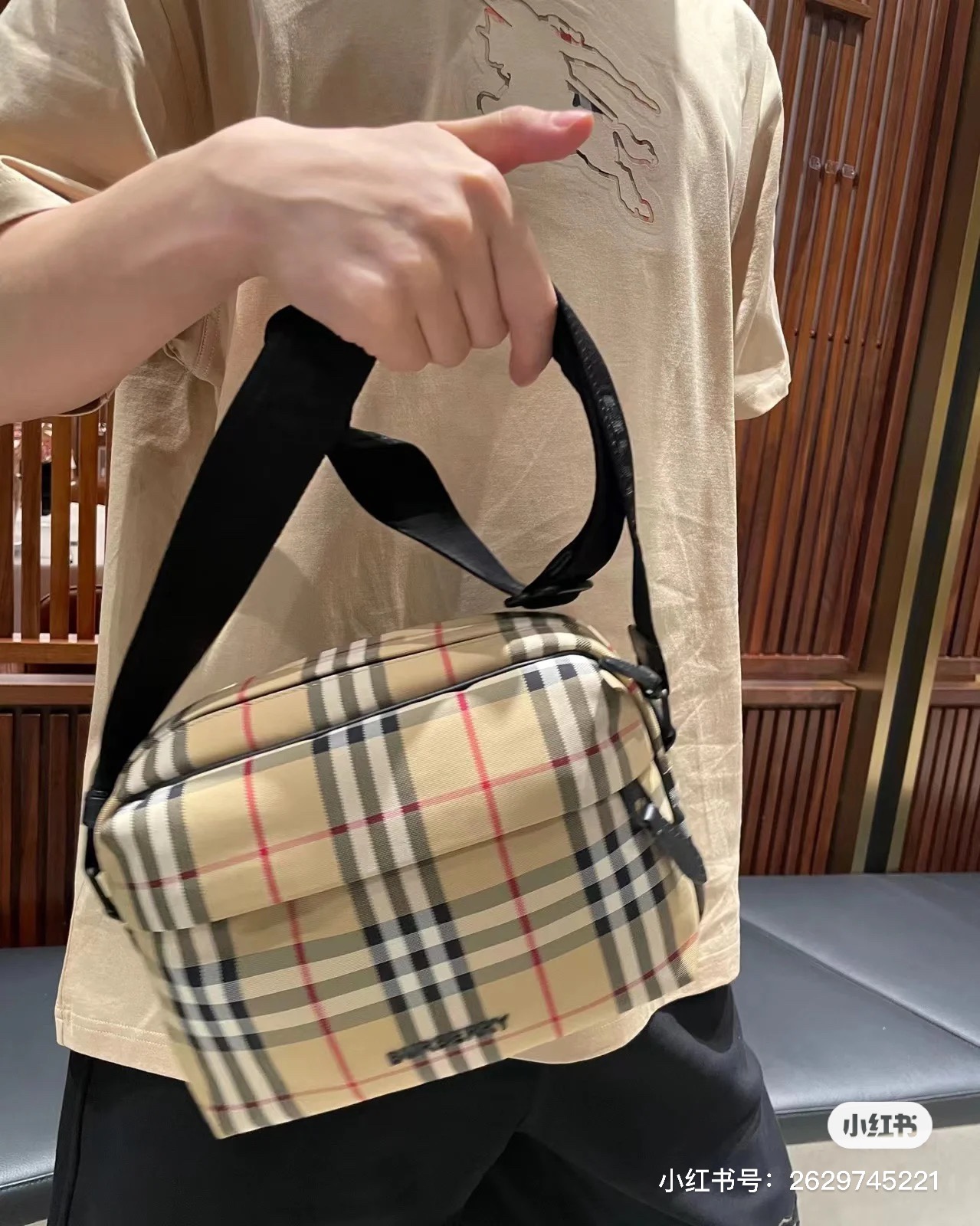 巴宝莉最新格纹相机包~男女同款 3