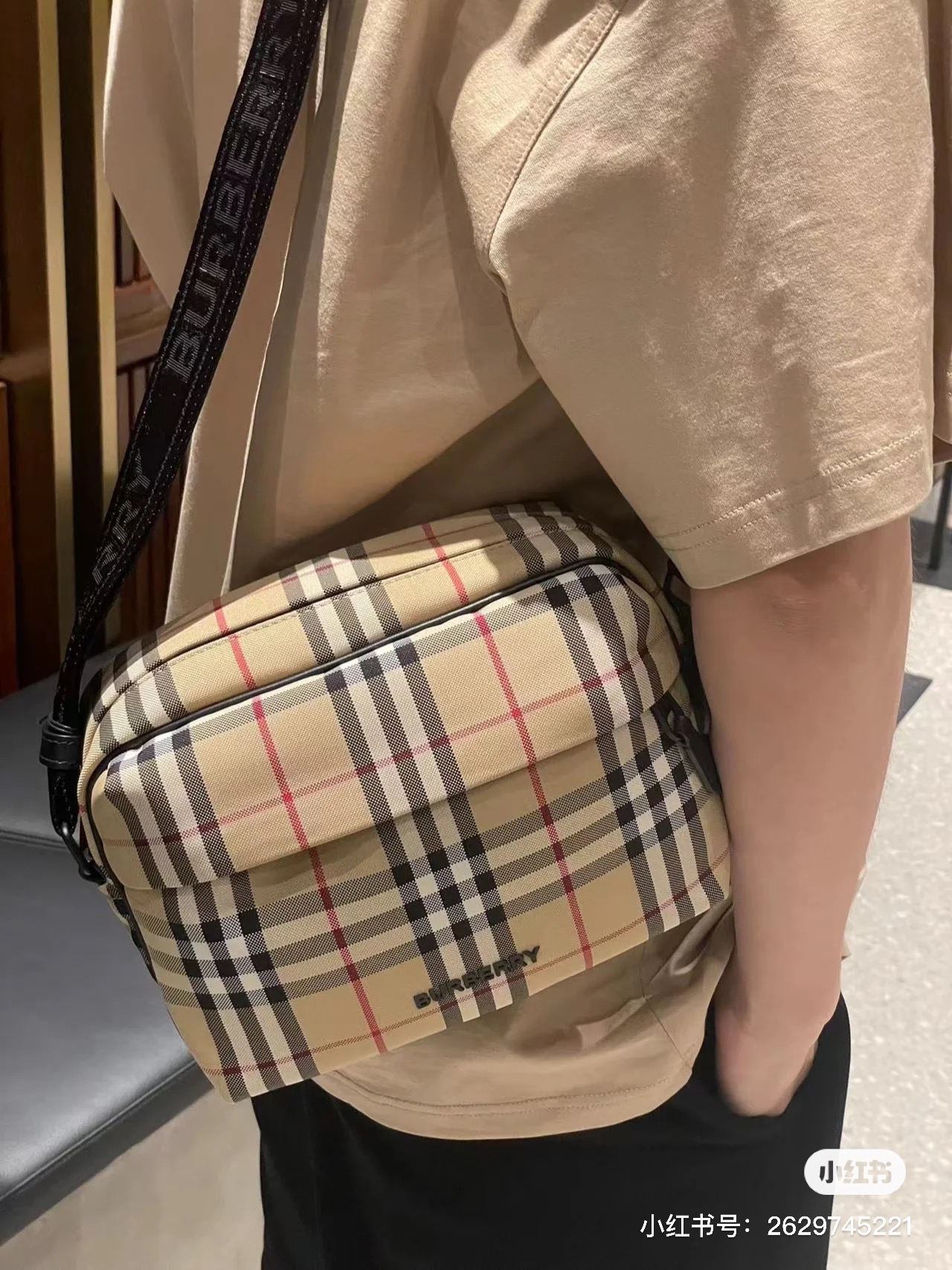 巴宝莉最新格纹相机包~男女同款 4