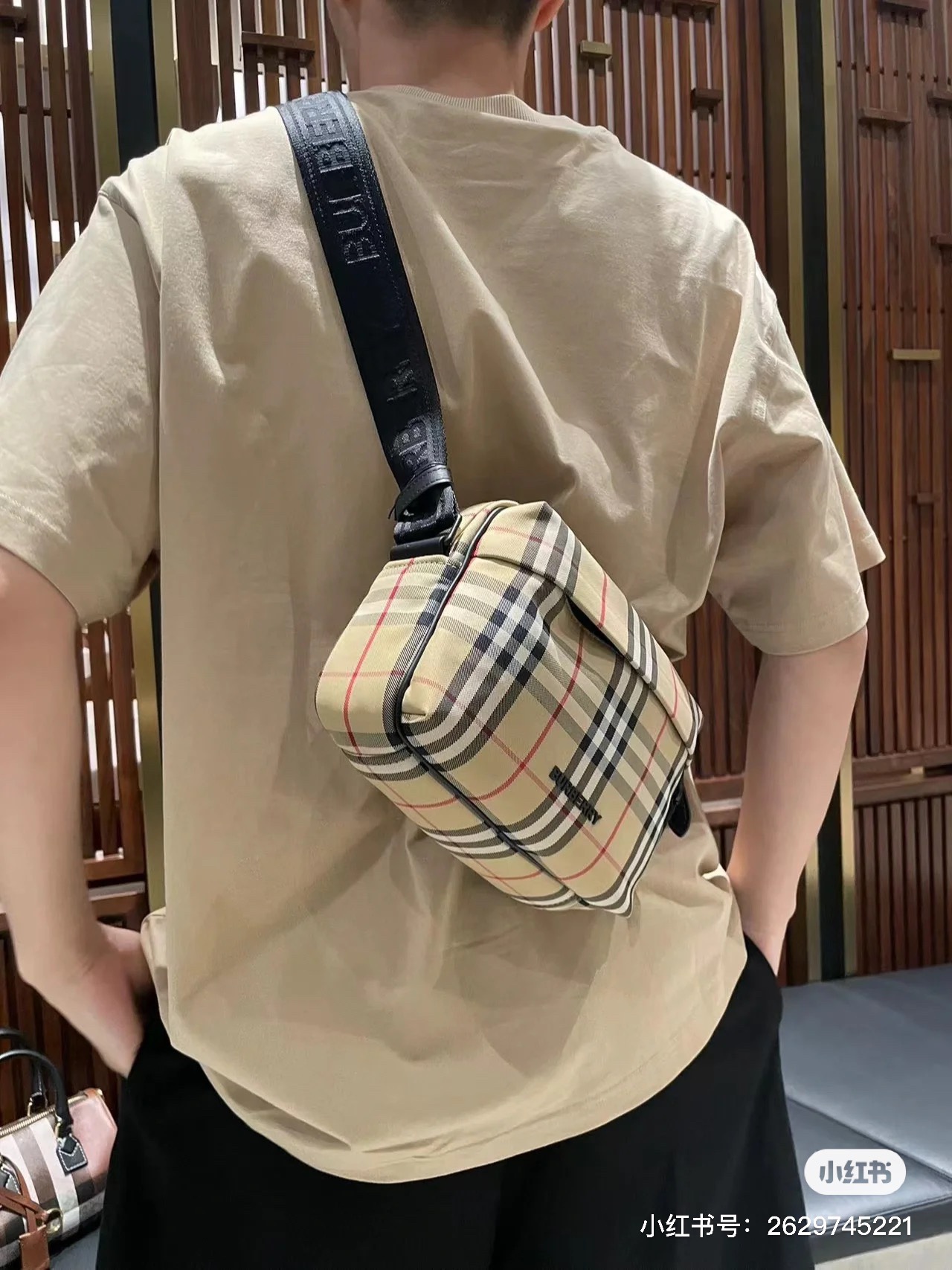 巴宝莉最新格纹相机包~男女同款 2