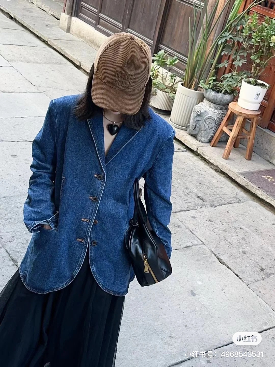 对这种质感极佳的灯芯绒材料没有抵抗力兄弟姐妹们,直接拿下,Miu家的帽真的做到了 ,无论谁带都好看的帽形 7
