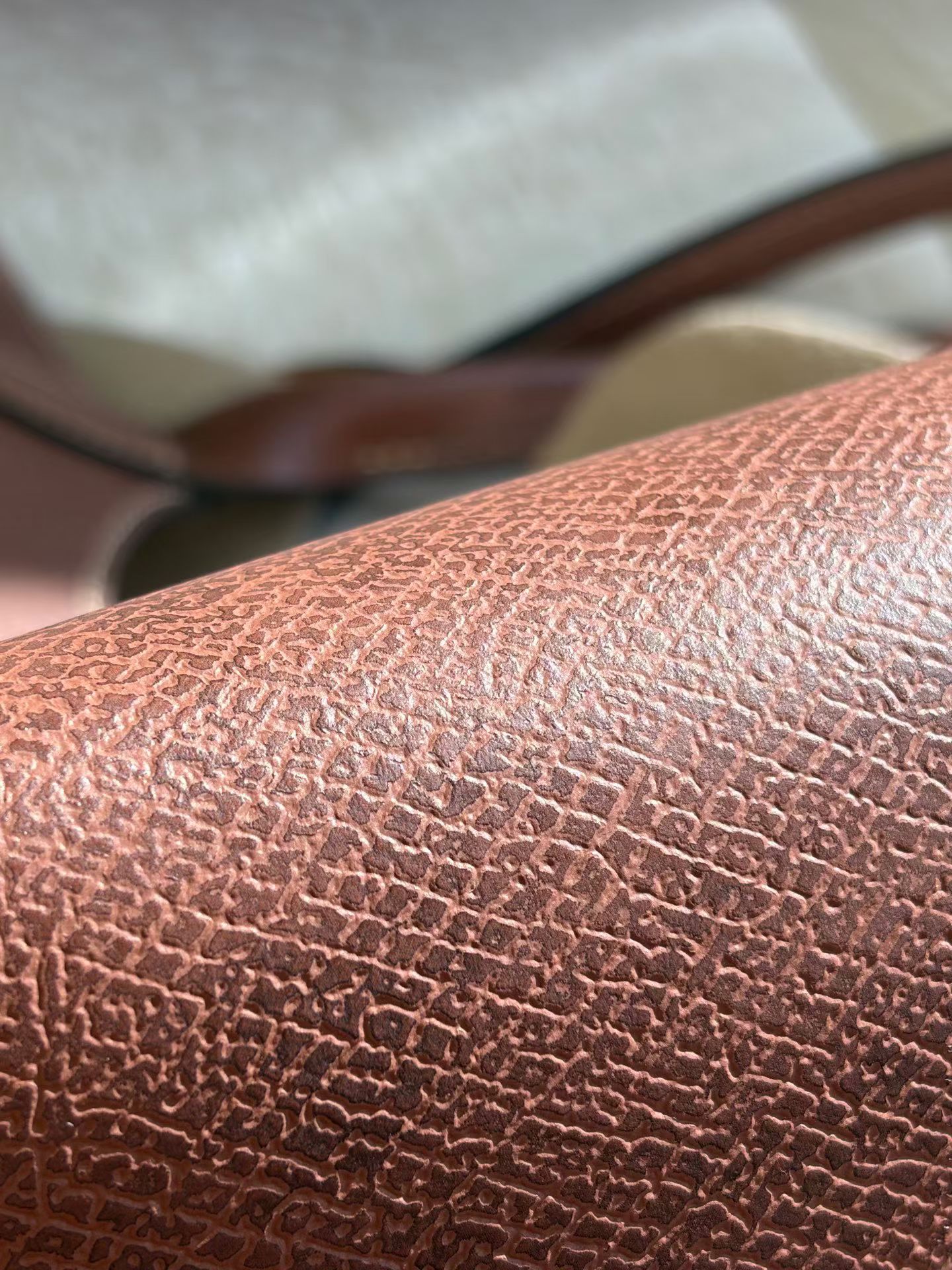 Longchamp's bags have always been designed to be very layered, generous and elegant. This one is made of palm-print cowhide with superb texture,