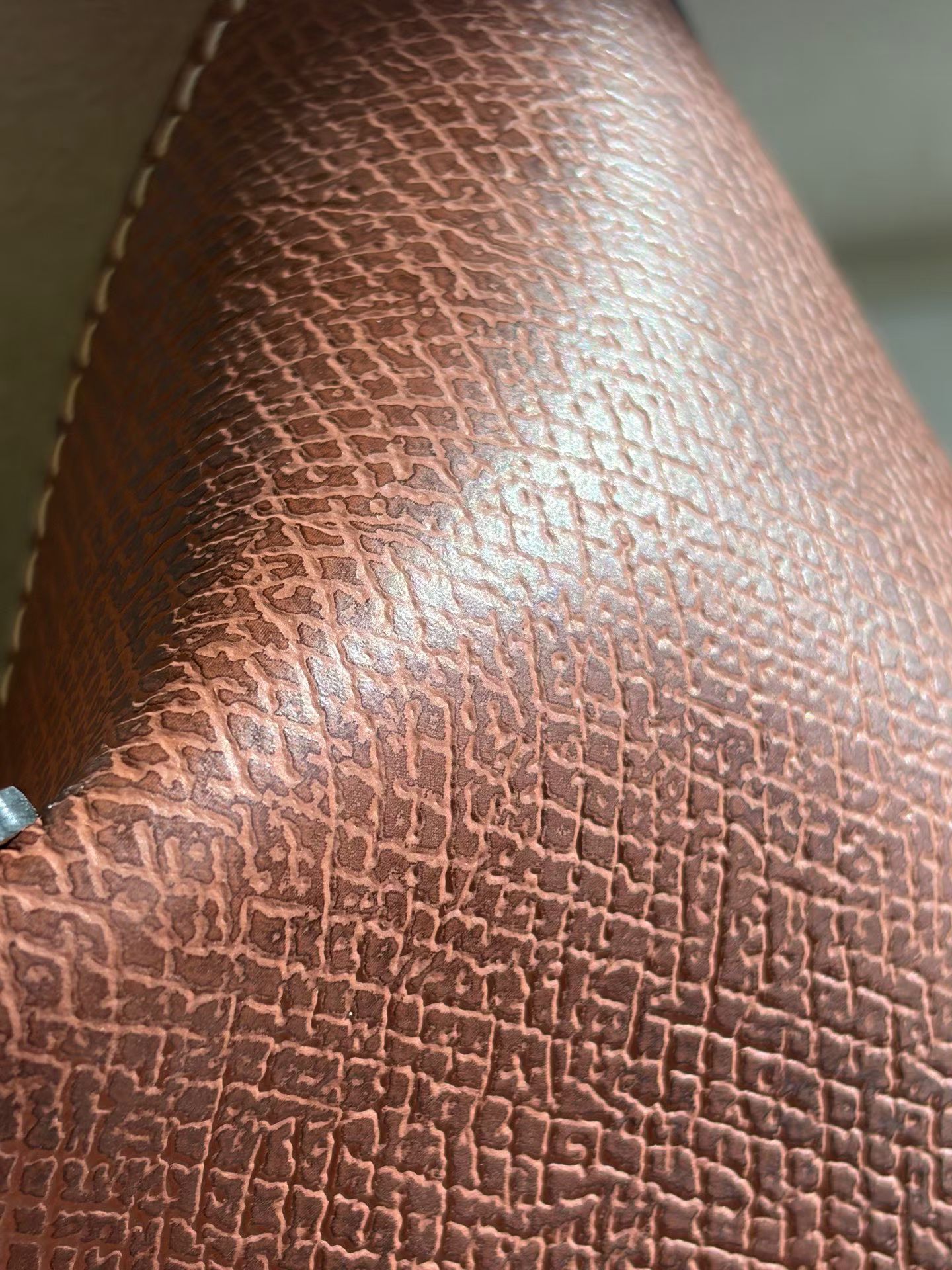 Longchamp's bags have always been designed to be very layered, generous and elegant. This one is made of palm-print cowhide with superb texture,