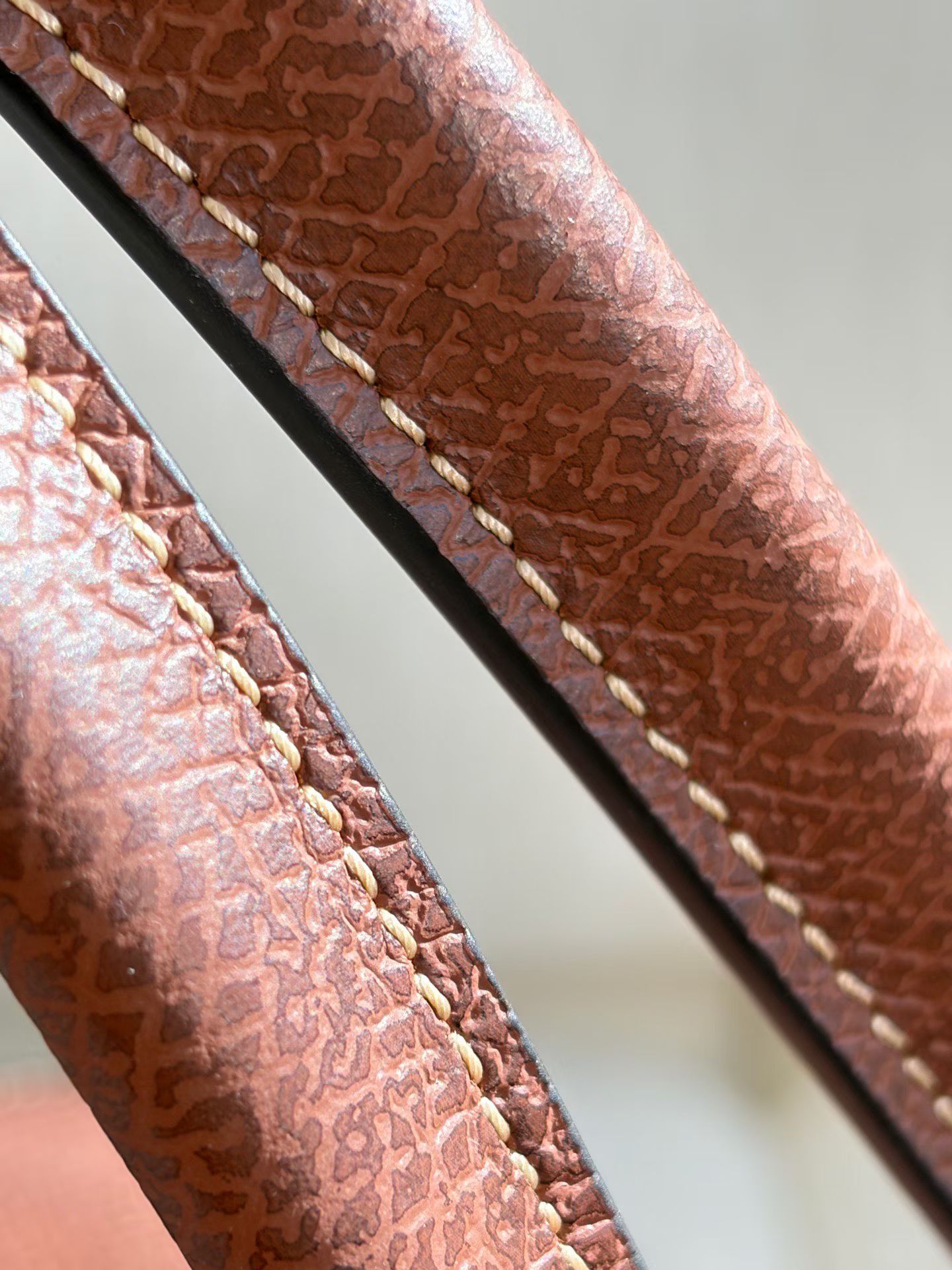 Longchamp The level of craftsmanship can often be judged from the precision of the craftsmanship on these wiring lines. High-density and uniform