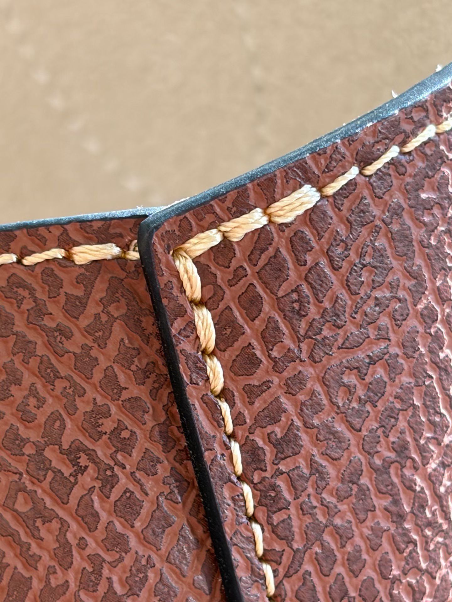 Longchamp The starting and ending points of the suture are reinforced with backstitching, making the overall look clean and neat, with no messy h