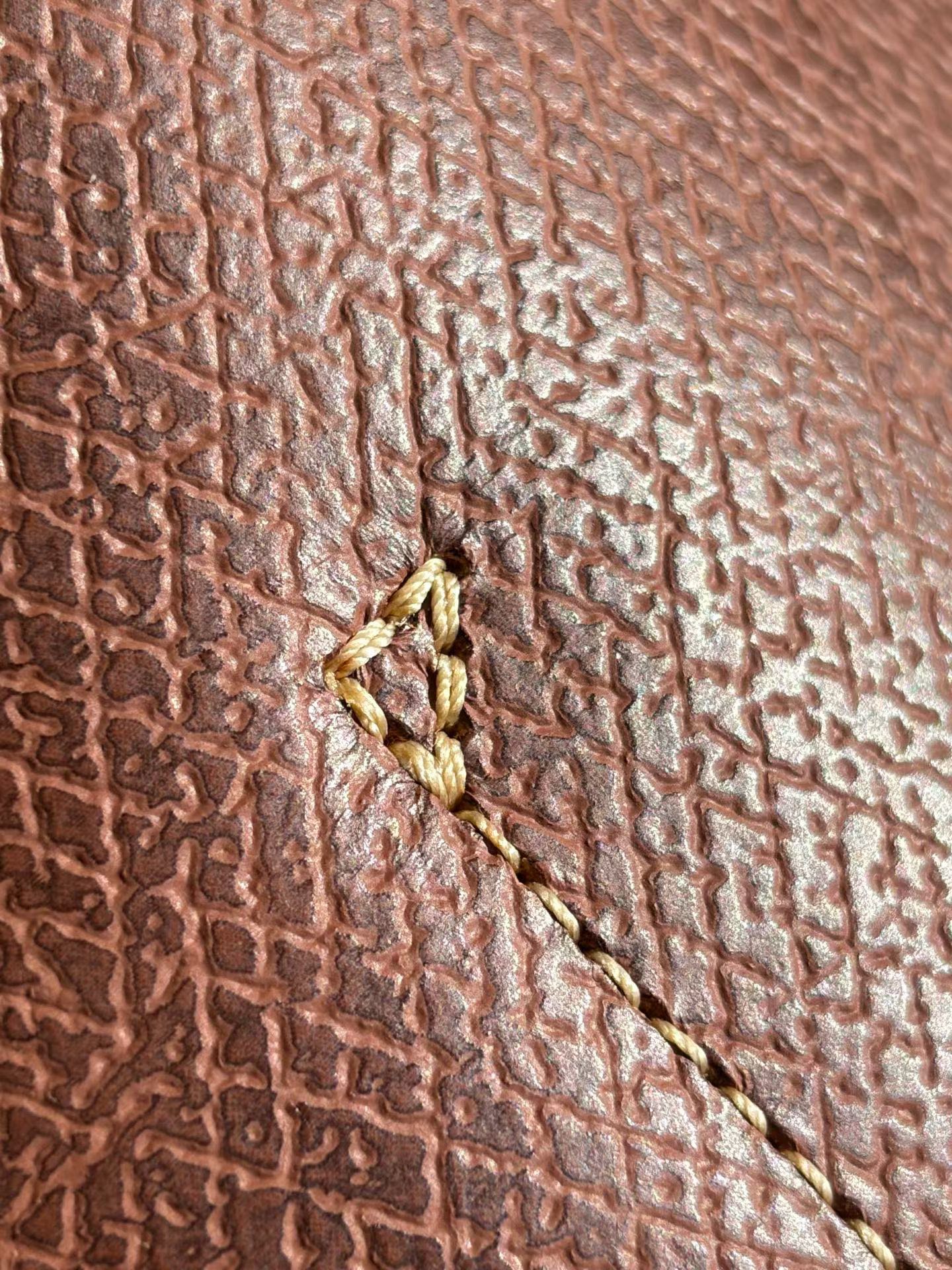 Longchamp The starting and ending points of the suture are reinforced with backstitching, making the overall look clean and neat, with no messy h