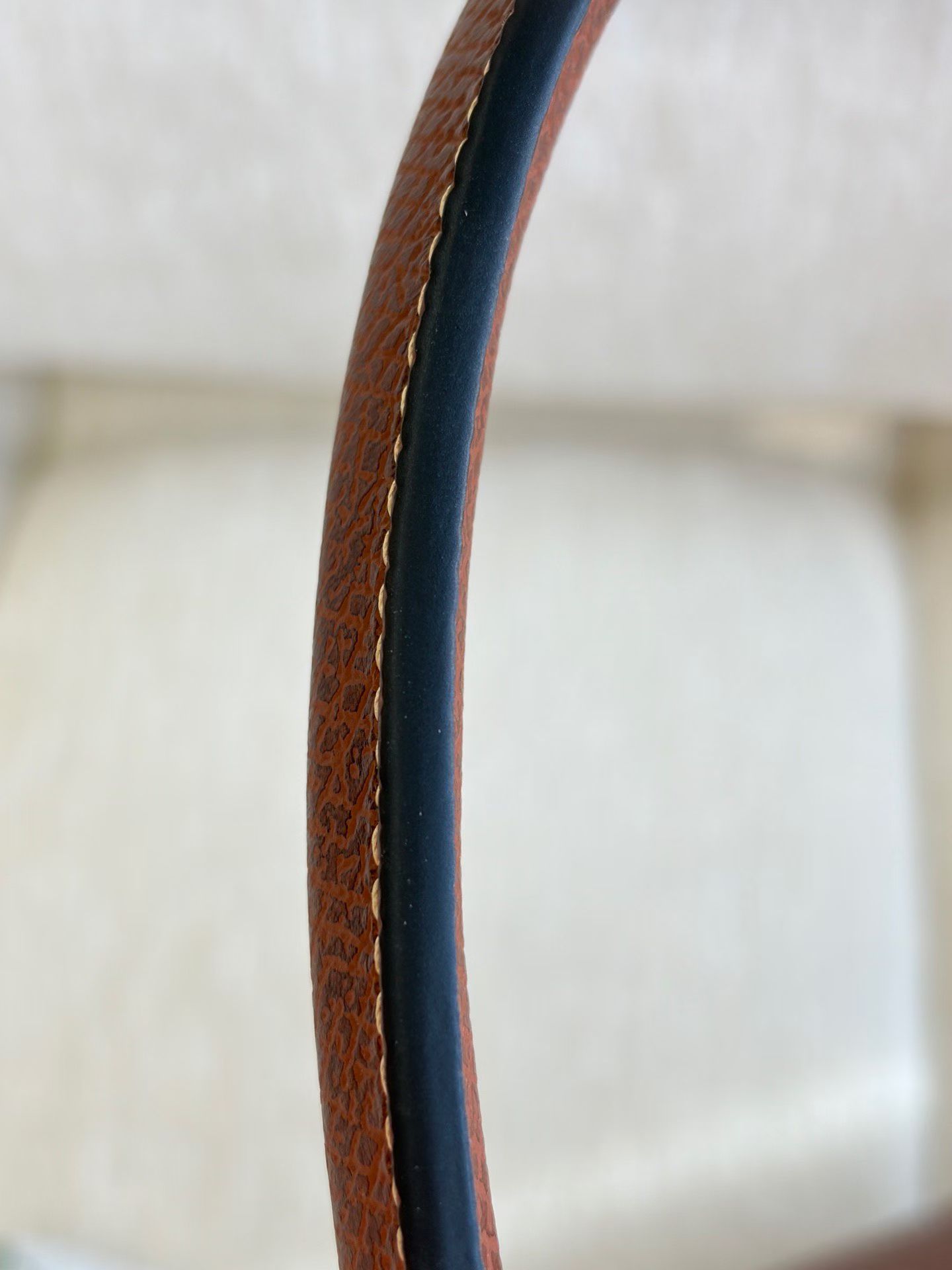Longchamp Special edge sealing oil for professional leather goods. It has a fine texture and moderate gloss. It has a matte and slightly shiny fe