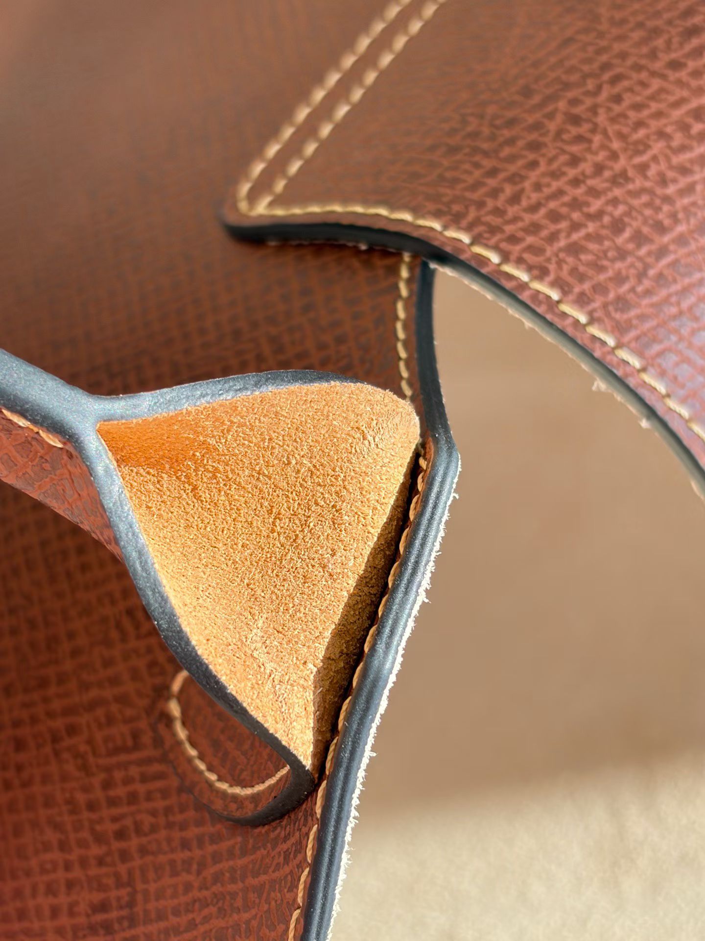 Longchamp Special edge sealing oil for professional leather goods. It has a fine texture and moderate gloss. It has a matte and slightly shiny fe