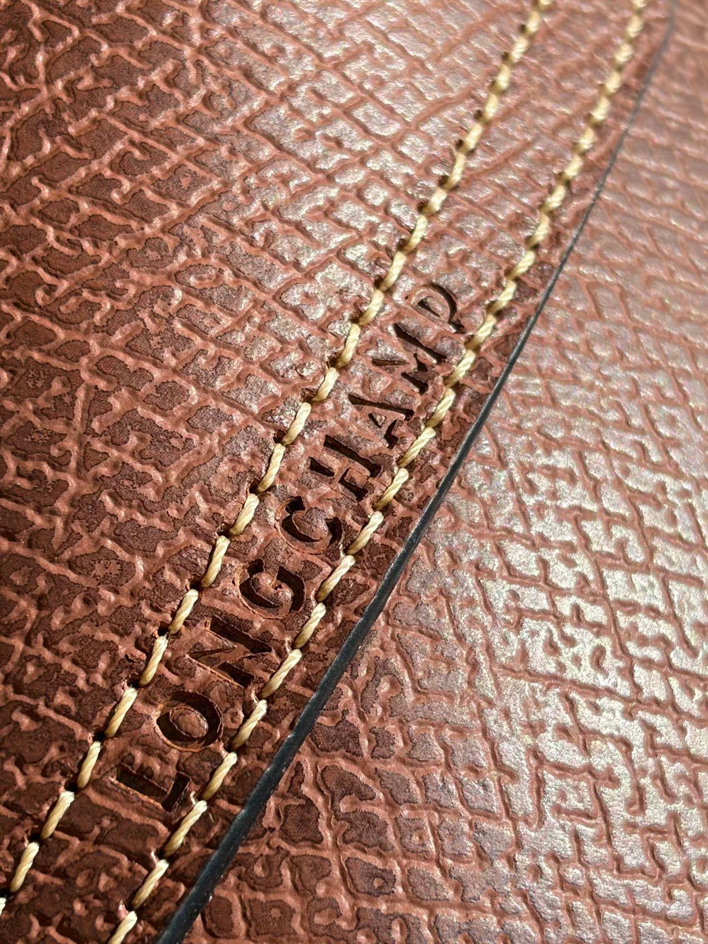 Longchamp Logo deep three-dimensional embossing and gravure printing process, the letter dent depth is uniform (about 0.2-0.3mm), the edges are c