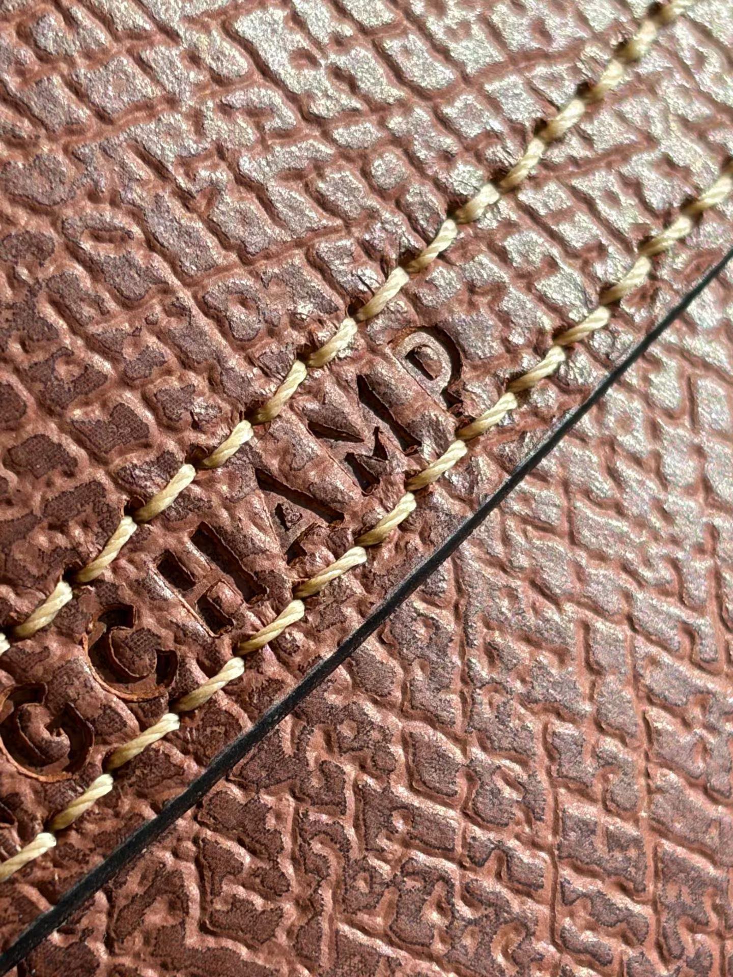 Longchamp Logo deep three-dimensional embossing and gravure printing process, the letter dent depth is uniform (about 0.2-0.3mm), the edges are c