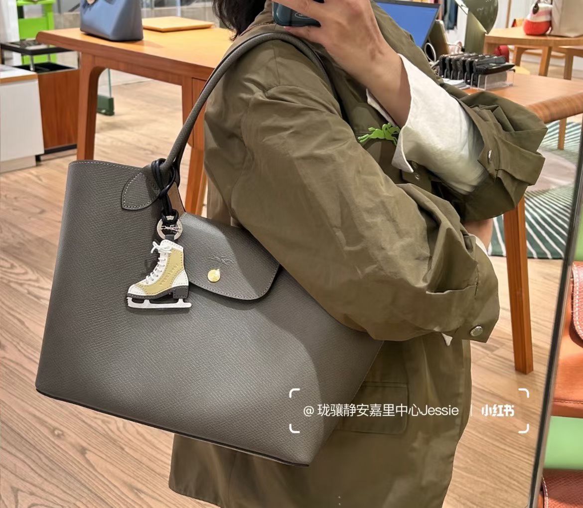 Longchamp As an exquisite and classy commuting portable tote, the capacity is also very impressive. It can even hold a computer ~ a must-have for