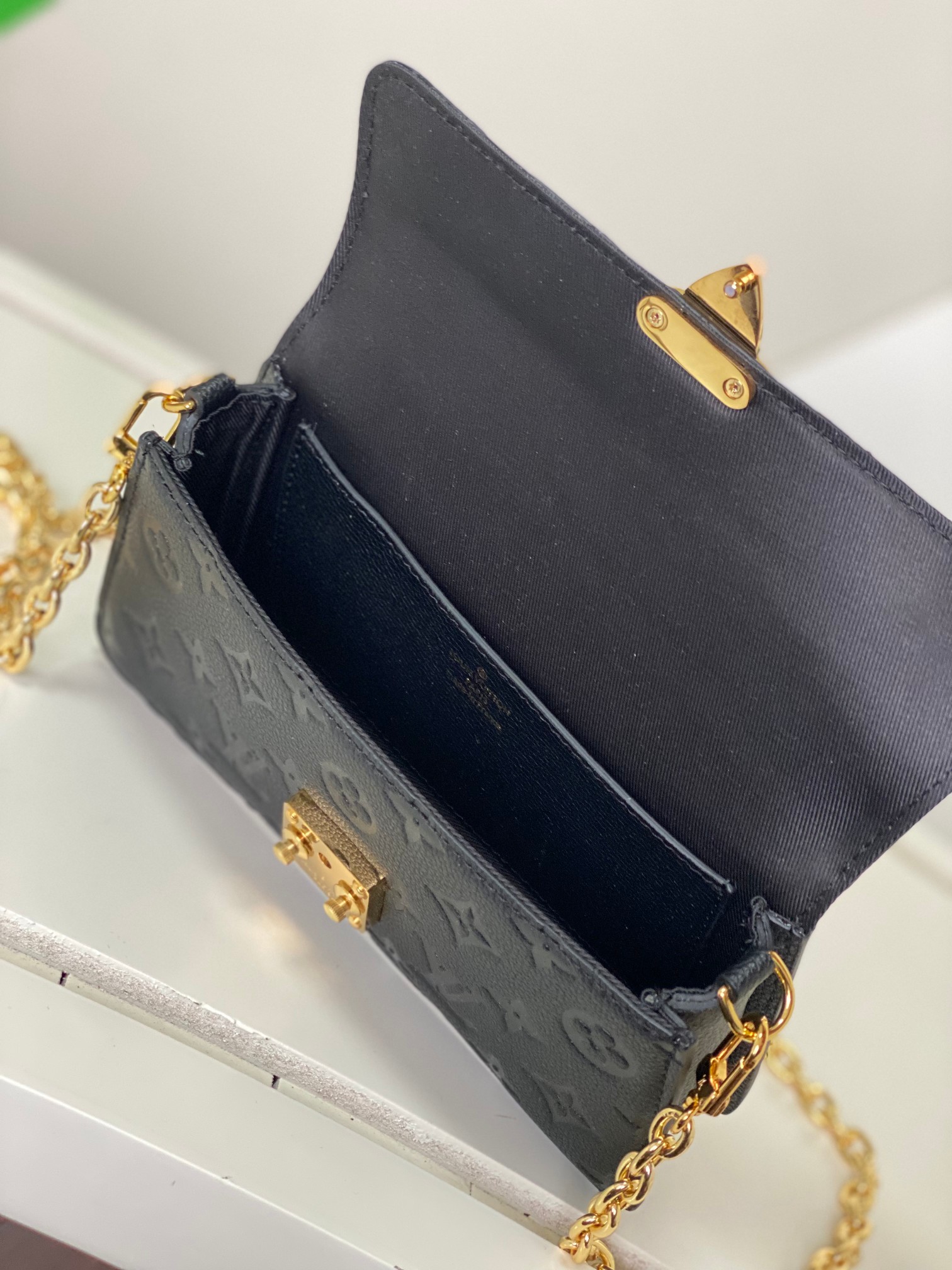 M82637黑色 M82836 白色链条包系列 Wallet On Chain Metis 链条手袋 取材粒面 Mjs Monogram 7