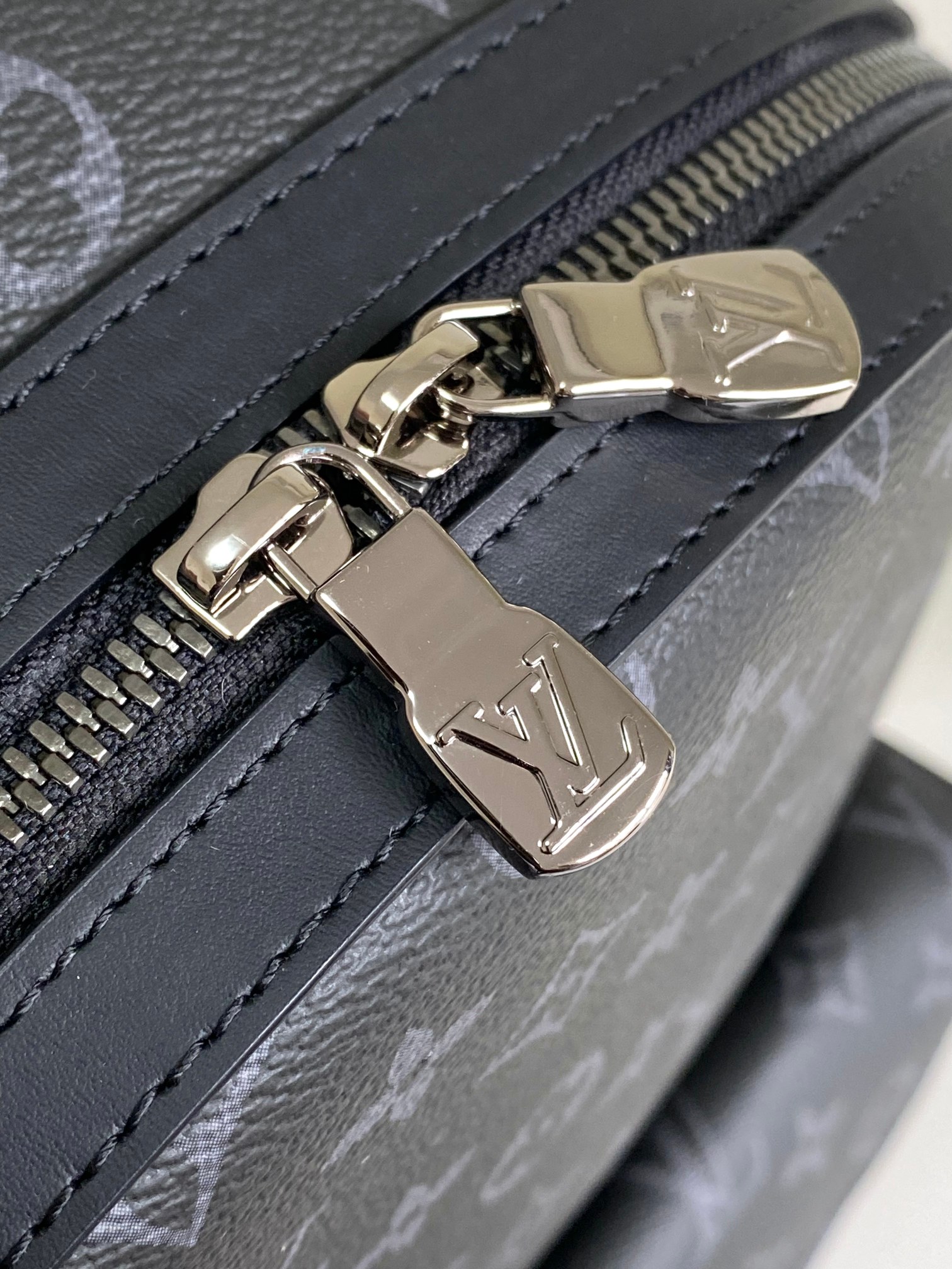  顶级原单 半钢五金 变码动态芯片
M22545中号 本款 Discovery 中号双肩包以 Monog