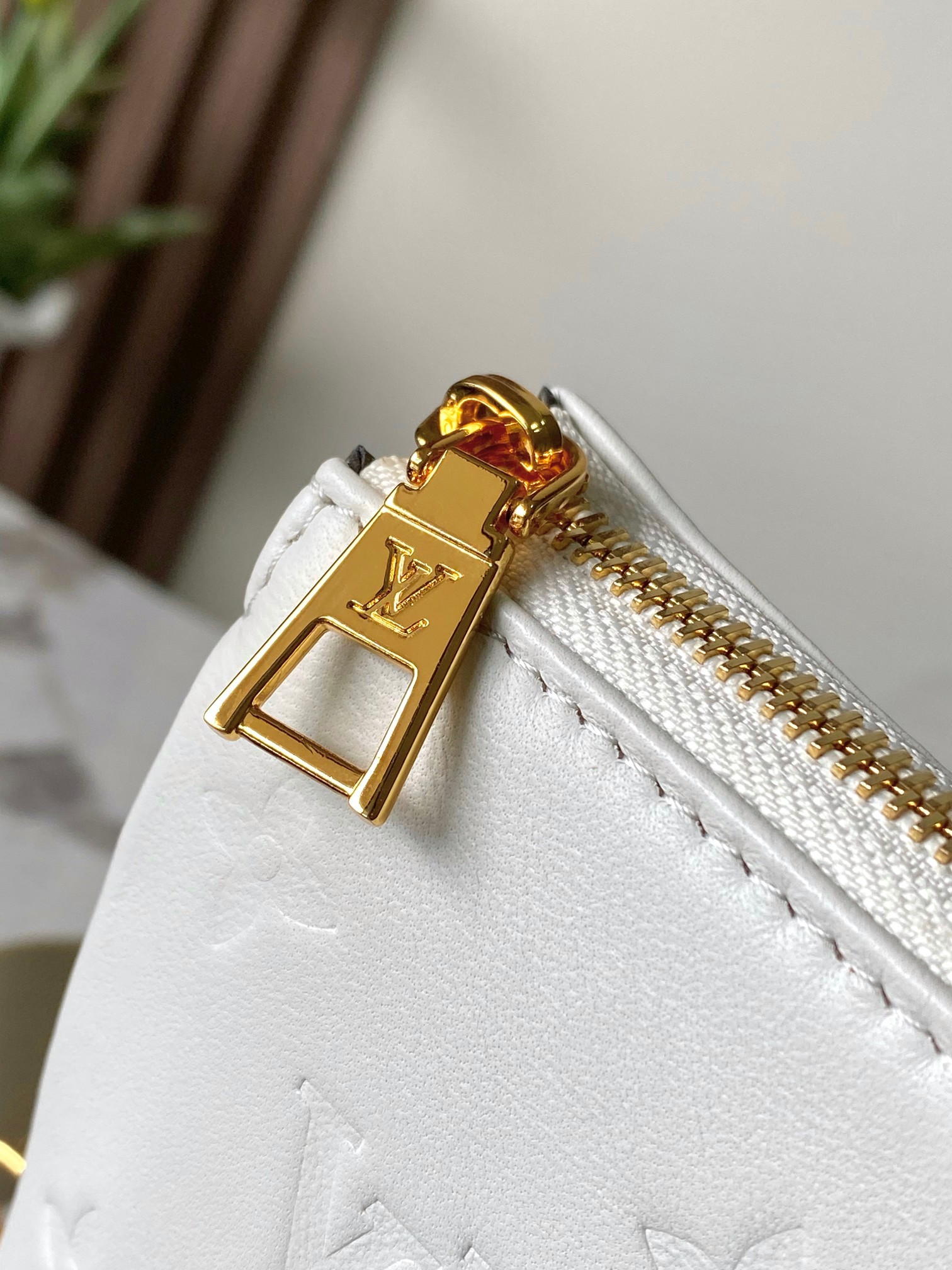 顶级原单半钢163c芯片M21262白色全皮压花 金色链条包Coussin 小号手袋为舒软羊皮革压印 M