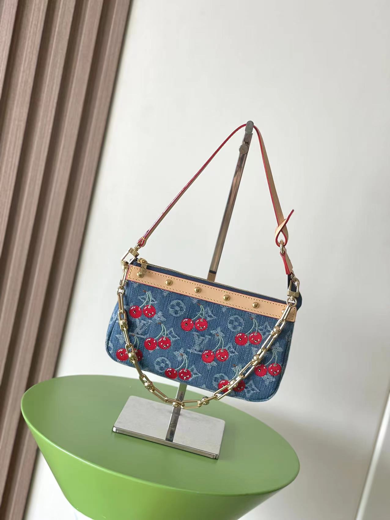 芯片版顶级原单半钢M13994樱桃🍒Pochette Accessoires 手袋取材涂层帆布，以缤纷 