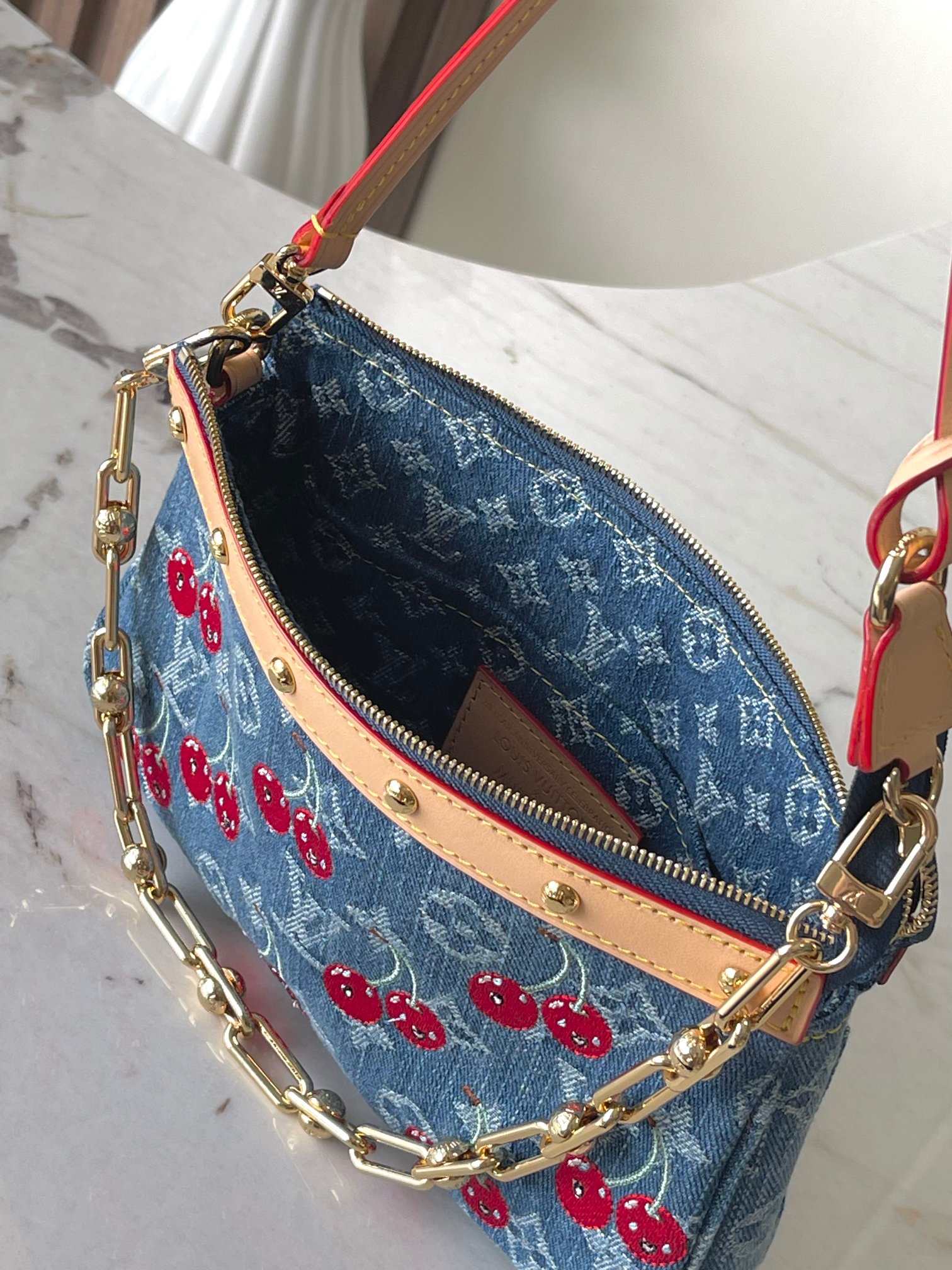 芯片版顶级原单半钢M13994樱桃🍒Pochette Accessoires 手袋取材涂层帆布，以缤纷 