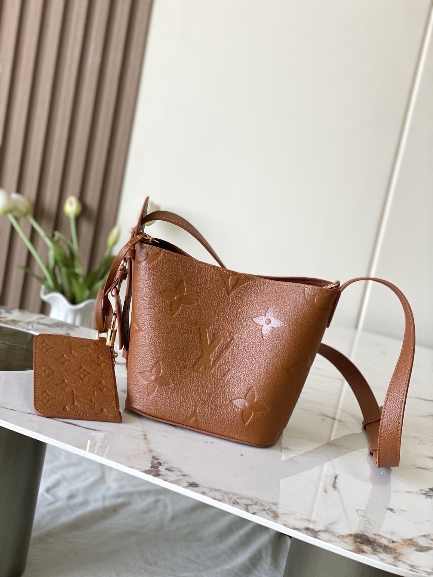 p700 M28220棕 头层皮
顶级原单 半钢五金 163C01芯片

M28820棕 M14356粉 M13480黑 M13045灰 M13089白彩 M12925老花 
本款 All InBB Xph手袋为Monogram帆布搭配亮泽金属件，以标志性挂锁和名牌彰显经典格调。可调节肩带延续品牌制箱传承，皮革肩带增添斜挎和肩背选择。可折叠设计实现廓形的自如收放，充裕空间成就日常佳选

尺寸：16x18x12