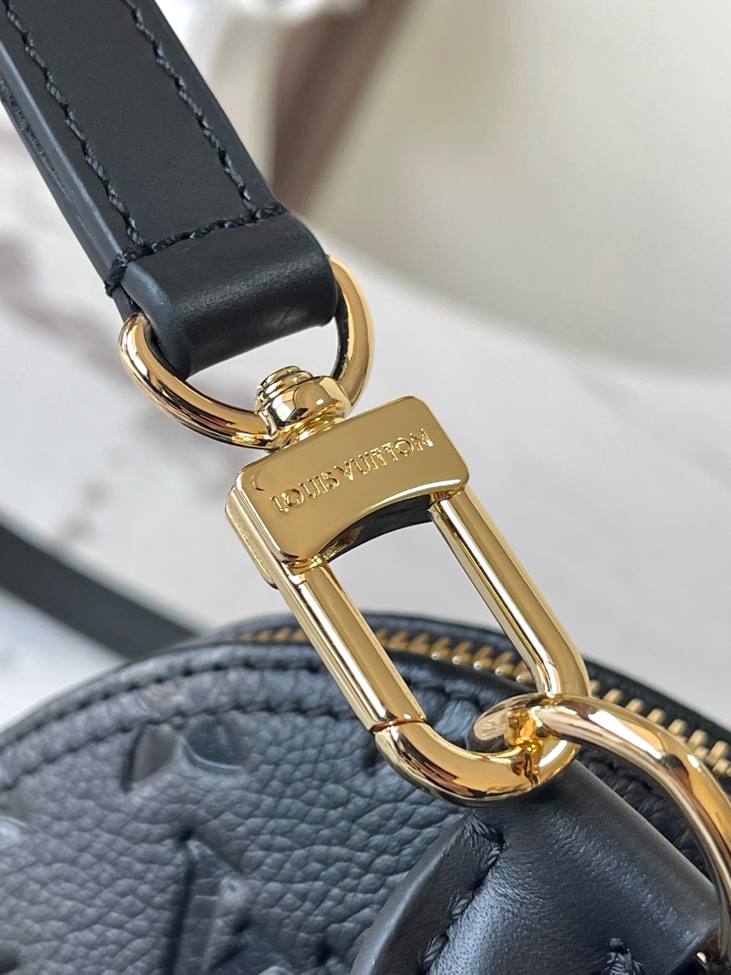 p610。 M26409黑色 头层皮
顶级原单 半钢五金 163c01芯片

M26409黑色 M28661棕色 压花散发着巴黎人优雅气息的阿尔玛BB（Alma BB）。光滑且非常柔软的House的Monogram Anp-Flunpe皮革材质。从1934年推出的方形手提包中获得灵感，原封不动地包含结构性的轮廓和签名基贝尔和帕德洛克的感性设计。可以用多种方式造型的单品。精致的金色硬件。
尺寸:23.5 x 17.5 x 11.5