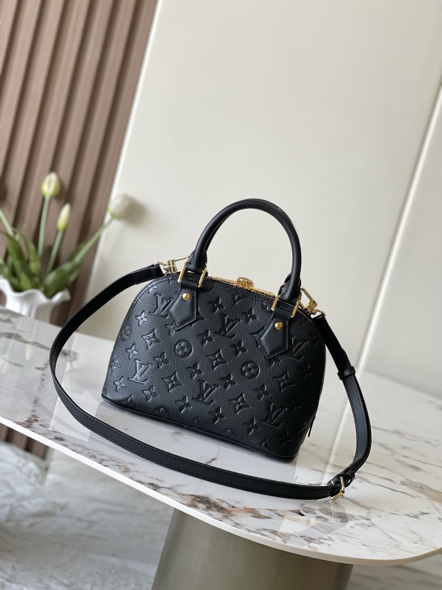 p610。 M26409黑色 头层皮
顶级原单 半钢五金 163c01芯片

M26409黑色 M28661棕色 压花散发着巴黎人优雅气息的阿尔玛BB（Alma BB）。光滑且非常柔软的House的Monogram Anp-Flunpe皮革材质。从1934年推出的方形手提包中获得灵感，原封不动地包含结构性的轮廓和签名基贝尔和帕德洛克的感性设计。可以用多种方式造型的单品。精致的金色硬件。
尺寸:23.5 x 17.5 x 11.5